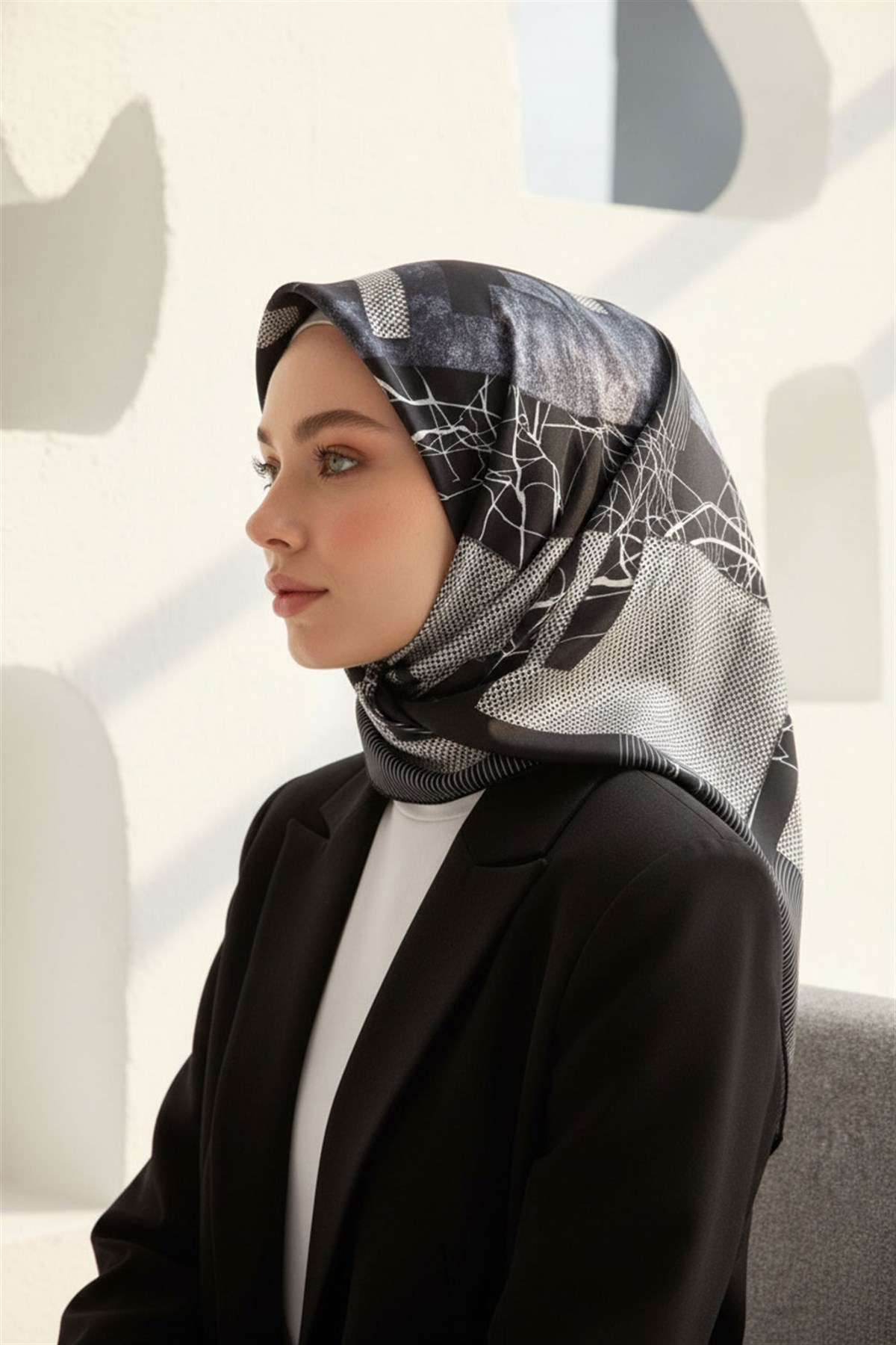 %100 Twill İpek Geometrik Desenli Siyah - Gri Renkli 90x90 Eşarp Dikim Şekli : El Dikişi
