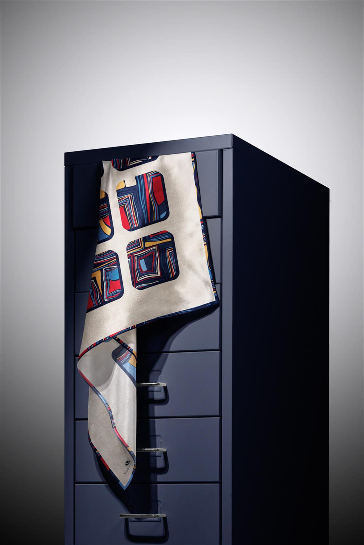 %100 Twill İpek Geometrik Kare Desenli Kırmızı - Lacivert Renkli 90x90 Eşarp Dikim Şekli : El Dikişi