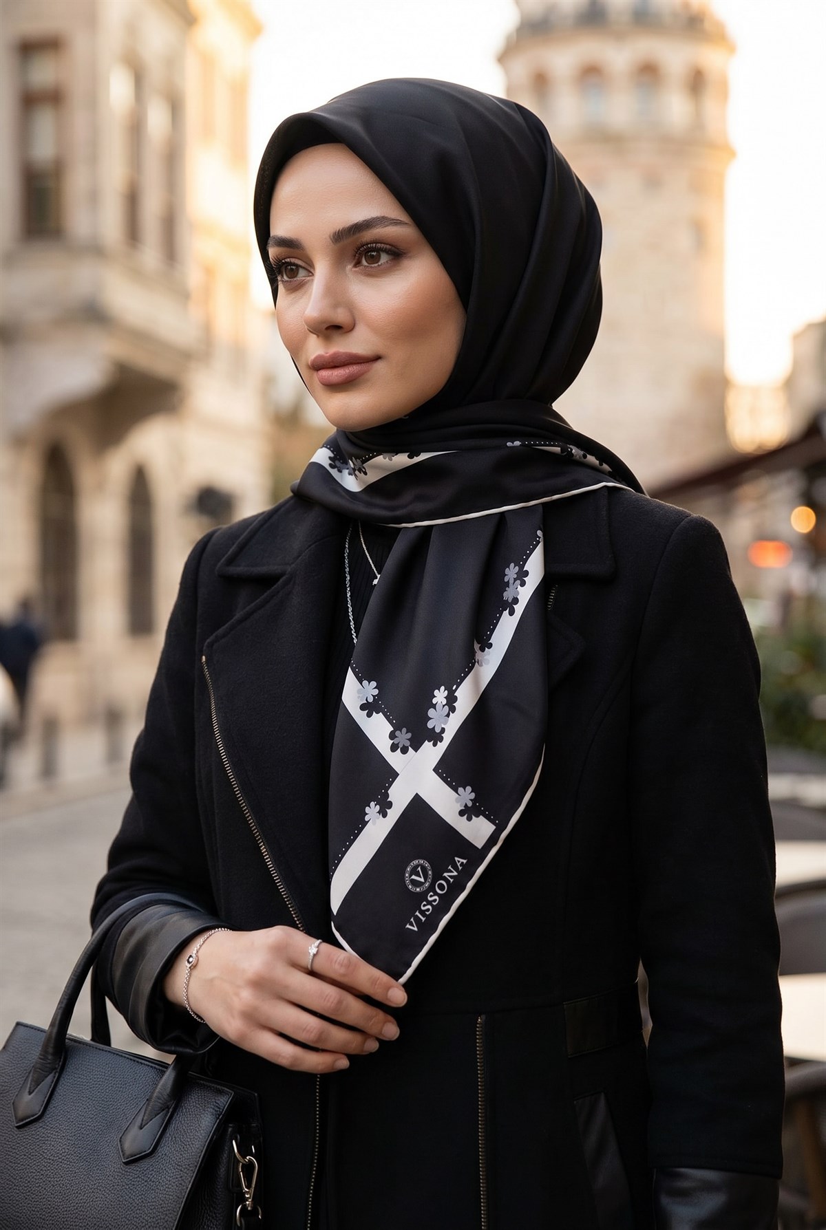 %100 Twill İpek Kenar Motifi Çiçek Desenli Siyah - Krem Renkli 90x90 Eşarp Dikim Şekli : El Dikişi