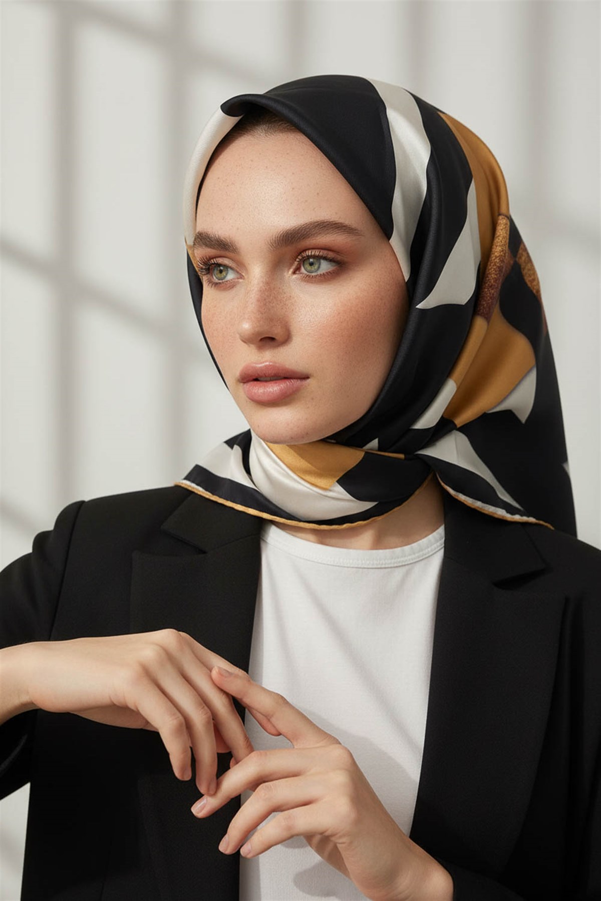 %100 Twill İpek Karo Desenli Gold - Siyah Renkli 90x90 Eşarp Dikim Şekli : El Dikişi