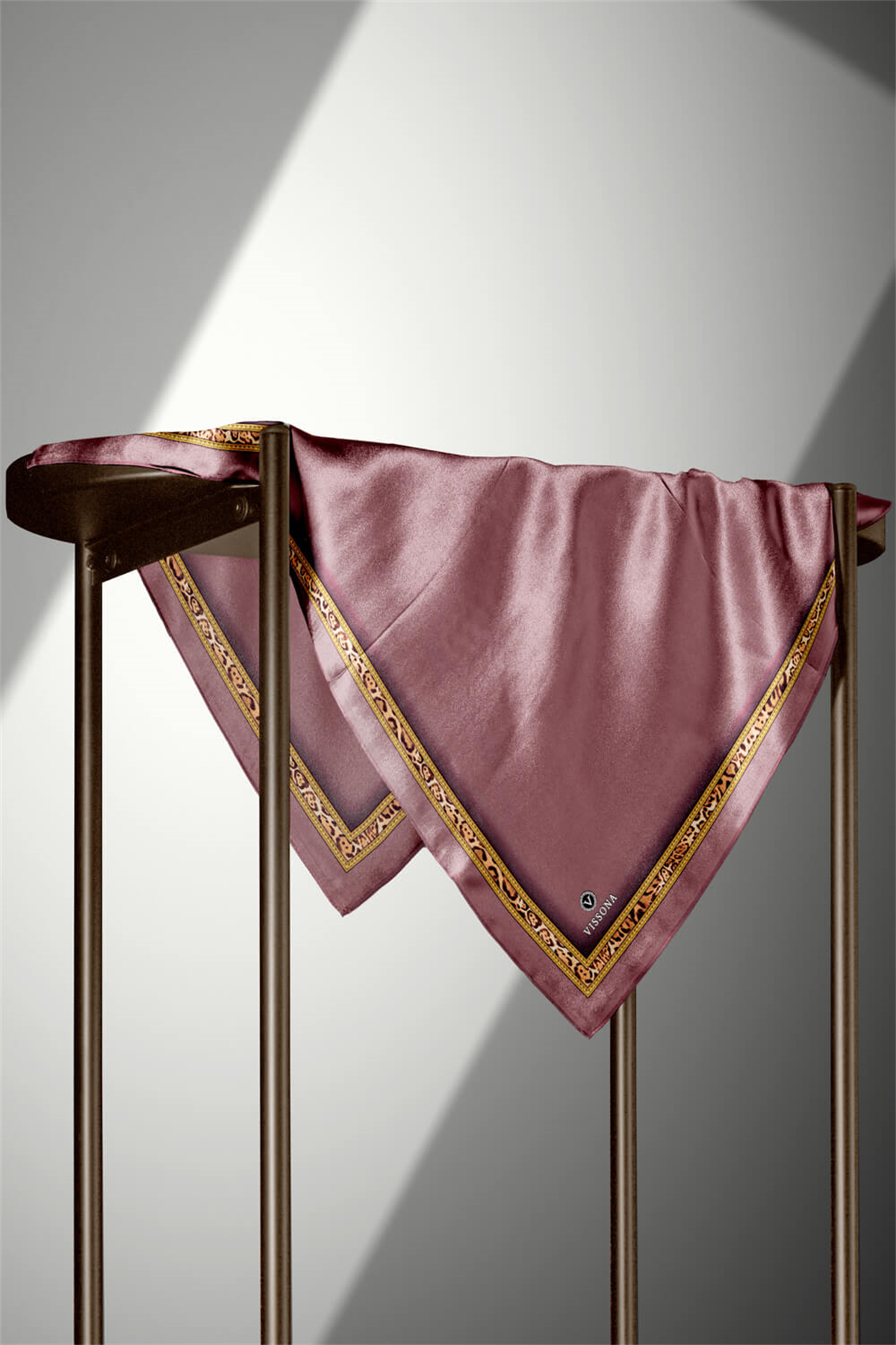 %100 Twill İpek Bordürü Leoparlı Düz Desenli Gül Kurusu - Gold Renkli 90x90 Eşarp Dikim Şekli : El Dikişi