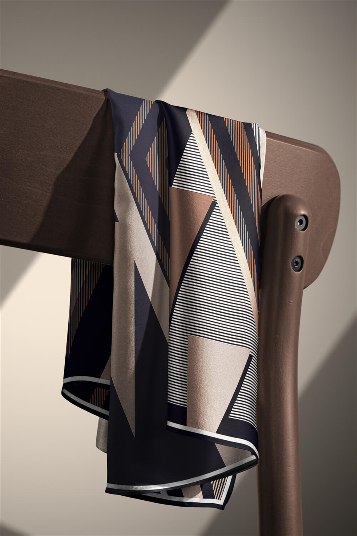 % 57 İPEK % 43 VİSKON Twill İpek Geometrik Desenli Bej - Siyah Renkli 90x90 Eşarp Dikim Şekli : El Dikişi