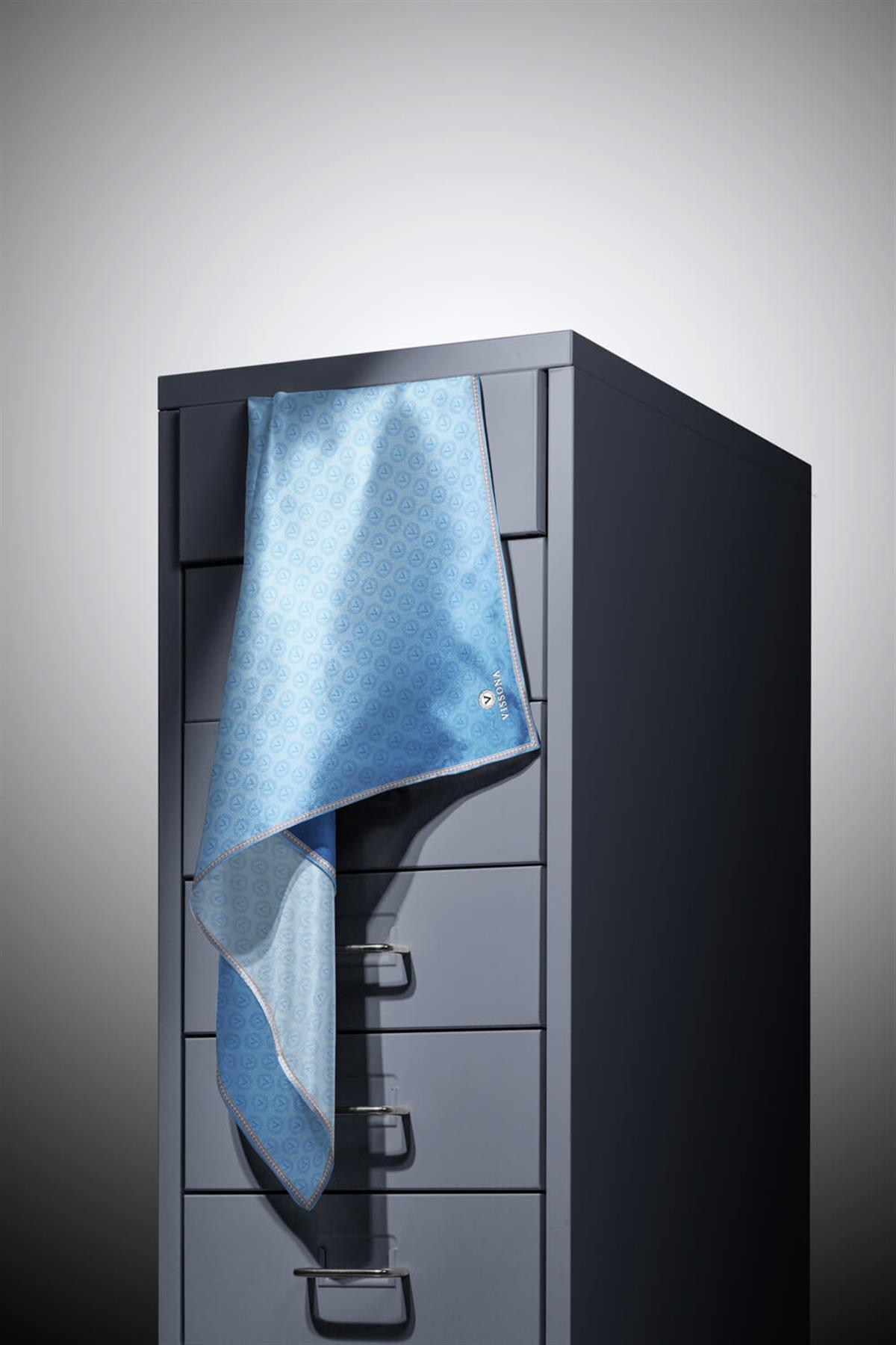 % 57 İPEK % 43 VİSKON Twill İpek Monogram Desenli Bebe Mavisi Renkli 90x90 Eşarp Dikim Şekli : El Dikişi