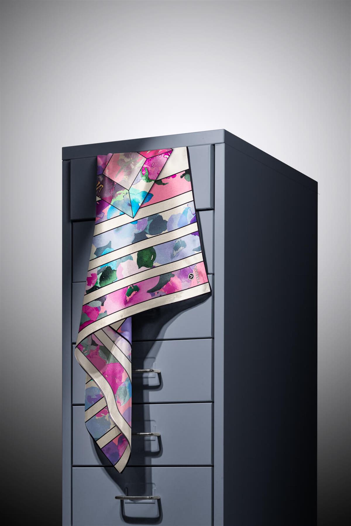 %100 Twill İpek Bahar Çiçekleri Desenli İndigo - Fuşya Renkli 90x90 Eşarp Kenar Dikiş Şekli El Dikişli