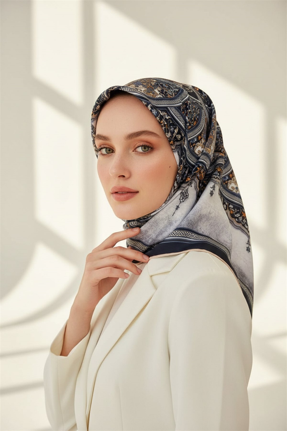 %100 Twill İpek Şal Desenli Gri - Lacivert Renkli 90x90 Eşarp Dikim Şekli : El Dikişi