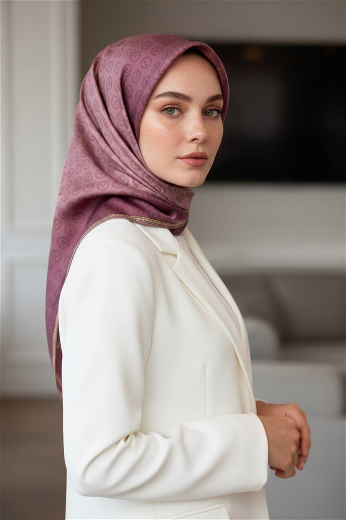 % 57 İPEK % 43 VİSKON Twill İpek Monogram Desenli Gül Kurusu Renkli 90x90 Eşarp Dikim Şekli : El Dikişi