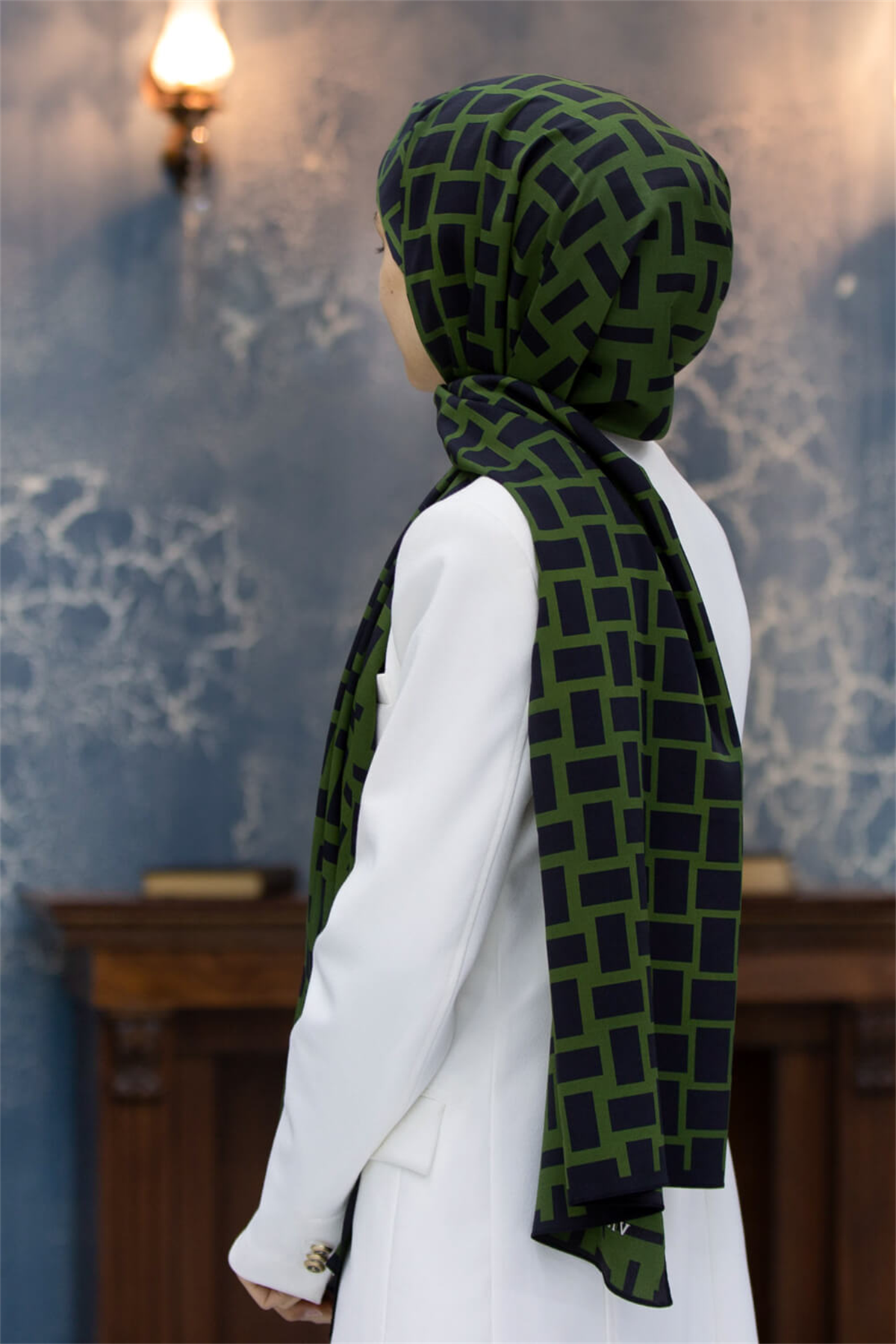 LÜKS MEDİNE İPEĞİ KARELİ DESENLİ ZÜMRÜT YEŞİLİ RENKLİ 75X195 KIRIŞMAZ ŞAL MOSS KREP DİKİŞ TİPİ İTALYAN DİKİŞLİ