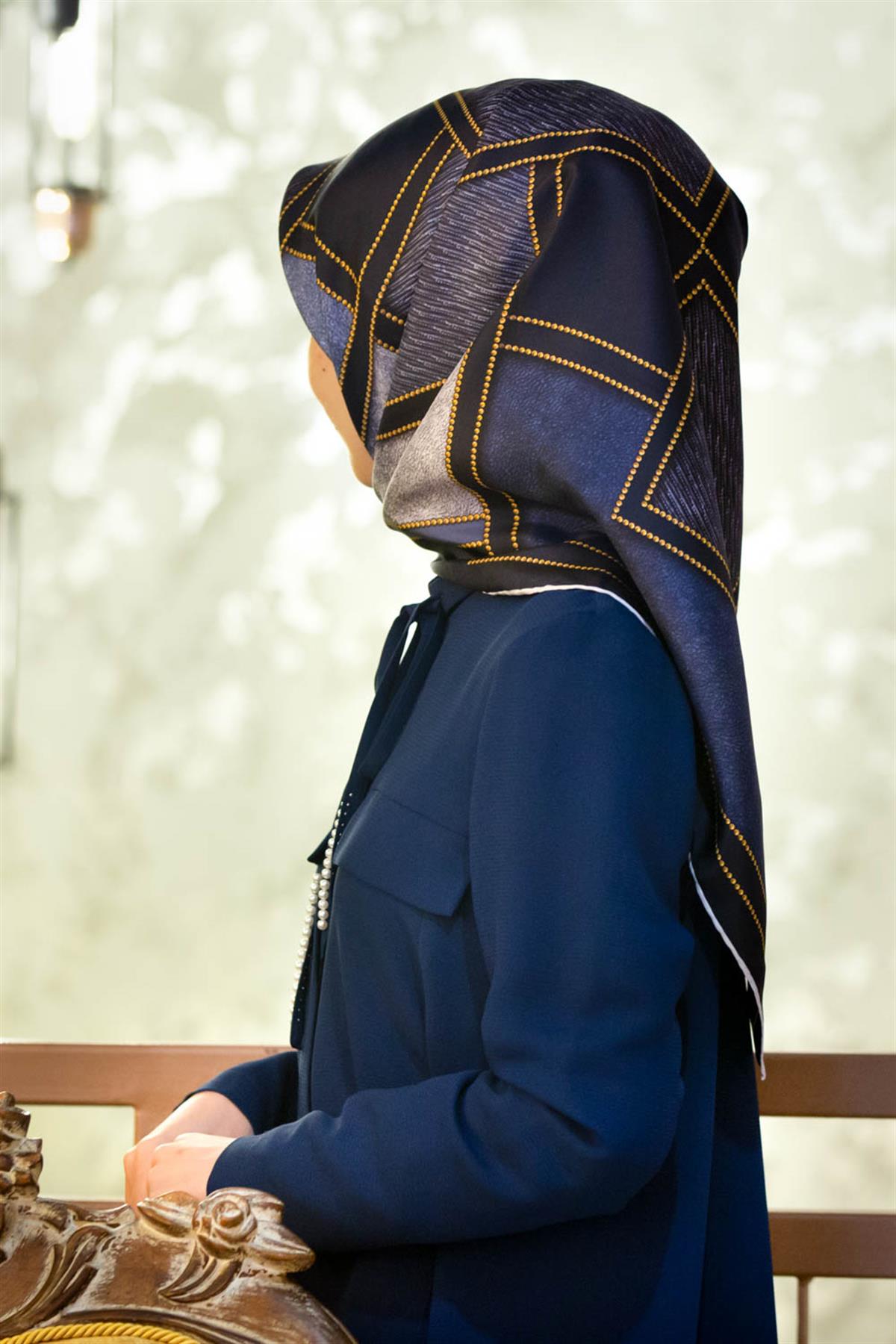 100% Twill İpek Gold Detaylı Kare Desenli Lacivert - İndigo Renkli 90x90 Dikim Şekli : El Dikişi