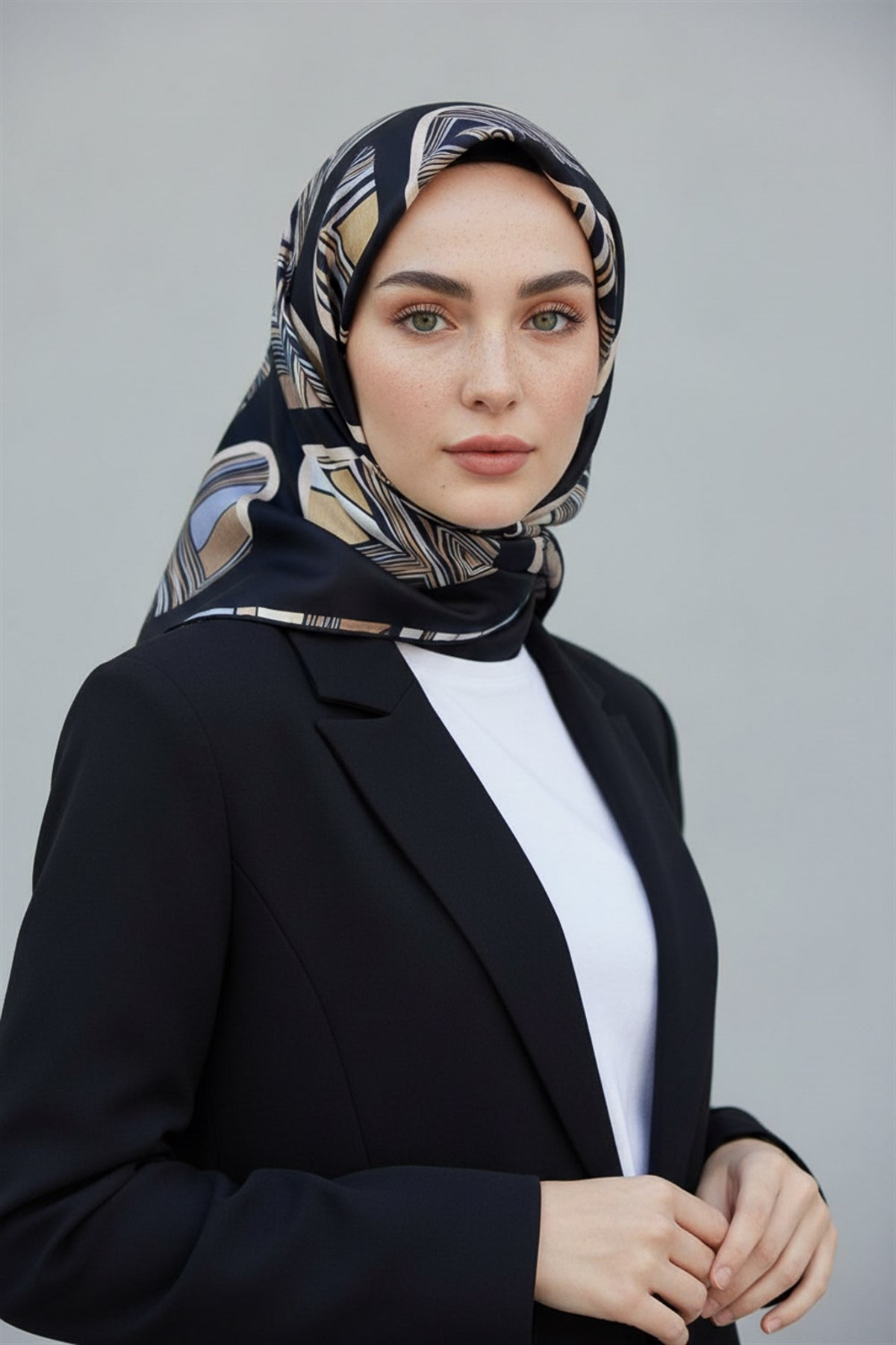 %100 Twill İpek Geometrik Kare Desenli Siyah - Gri Renkli 90x90 Eşarp Dikim Şekli : El Dikişi