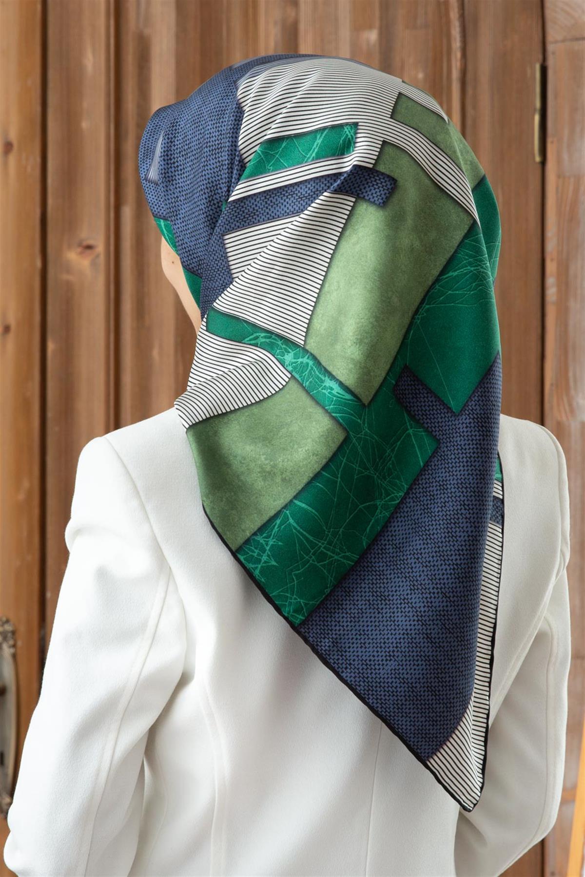 %100 Twill İpek Geometrik Desenli Siyah - Zümrüt Yeşili Renkli 90x90 Eşarp Dikim Şekli : El Dikişi