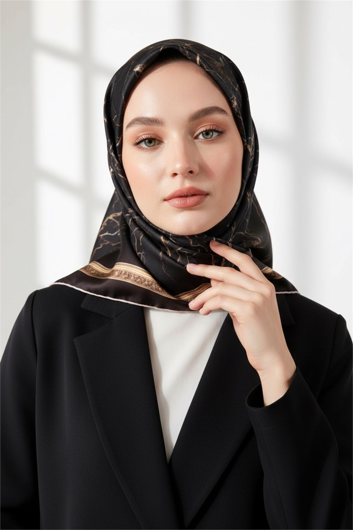 Kristal Barok Çerçeveli Mermer  Desenli Siyah Renkli 90x90 Eşarp (İpek İçermez) Kenar Dikiş Şekli El Dikişli
