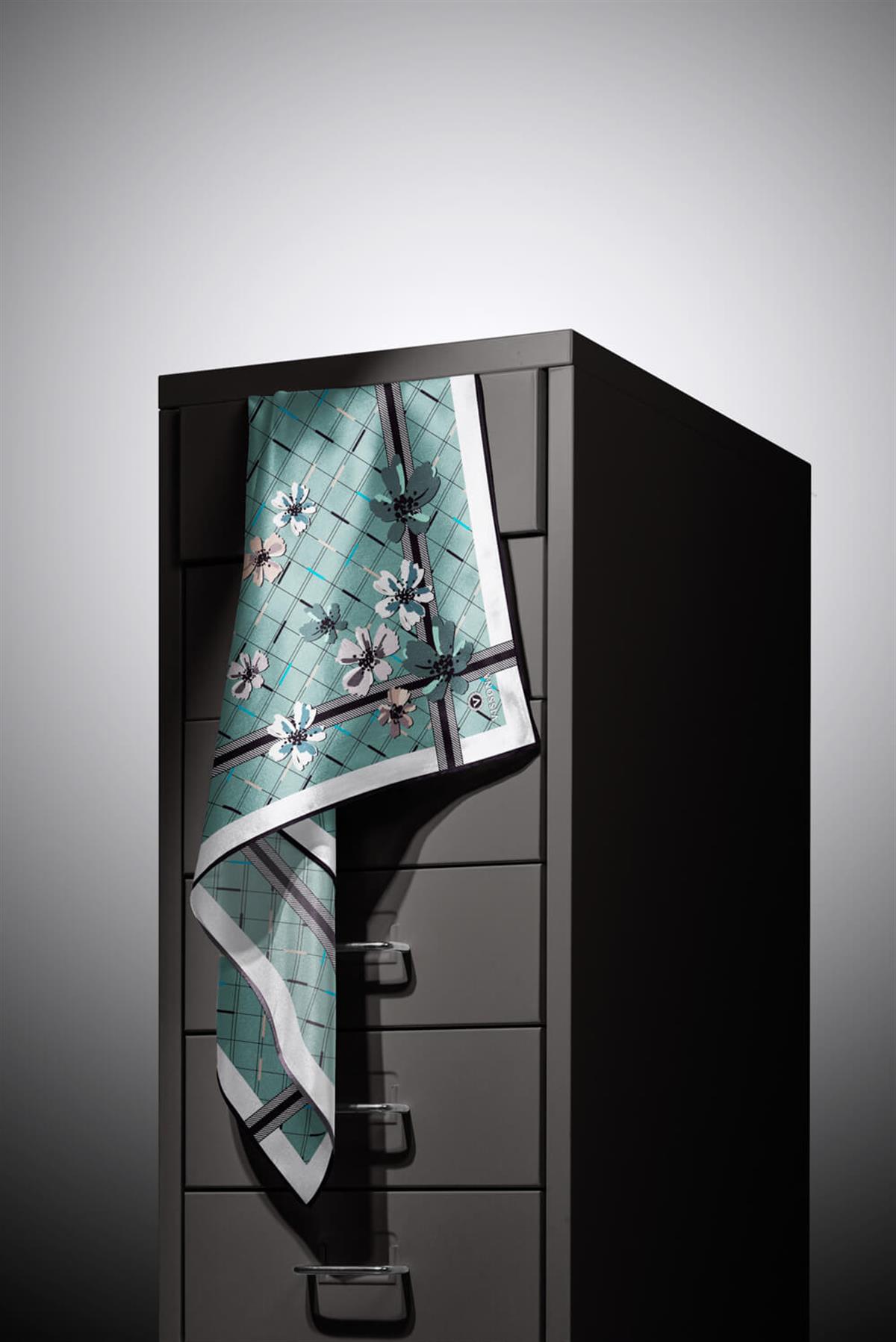 %100 Twill İpek Çıtır Çiçek Desenli Su Yeşili - Krem Renkli 90x90 Eşarp Dikim Şekli : El Dikişi