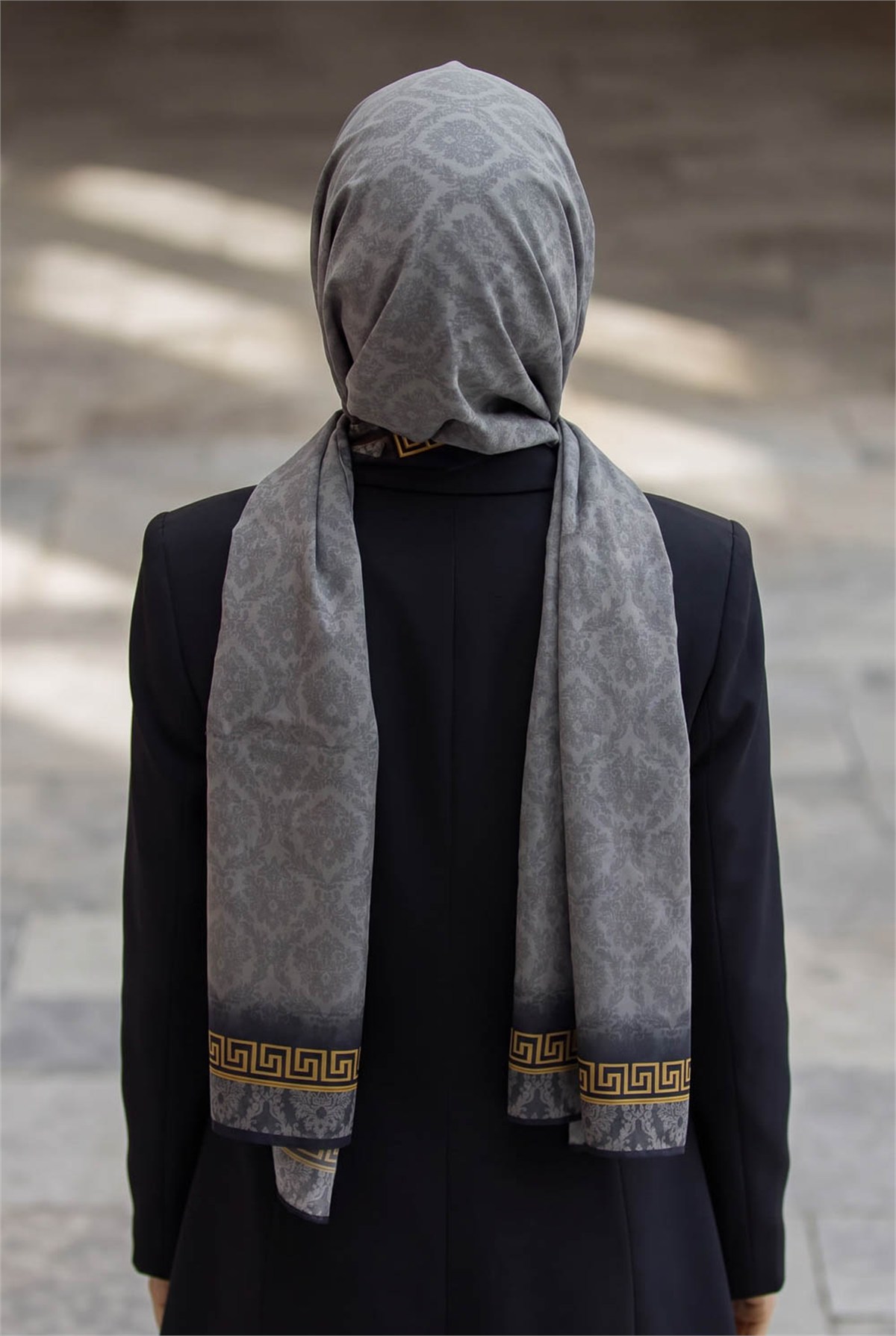 KREP GOLD DETAYLI BAROK DESENLİ GRİ RENKLİ 75X195 KIRIŞMAZ ŞAL