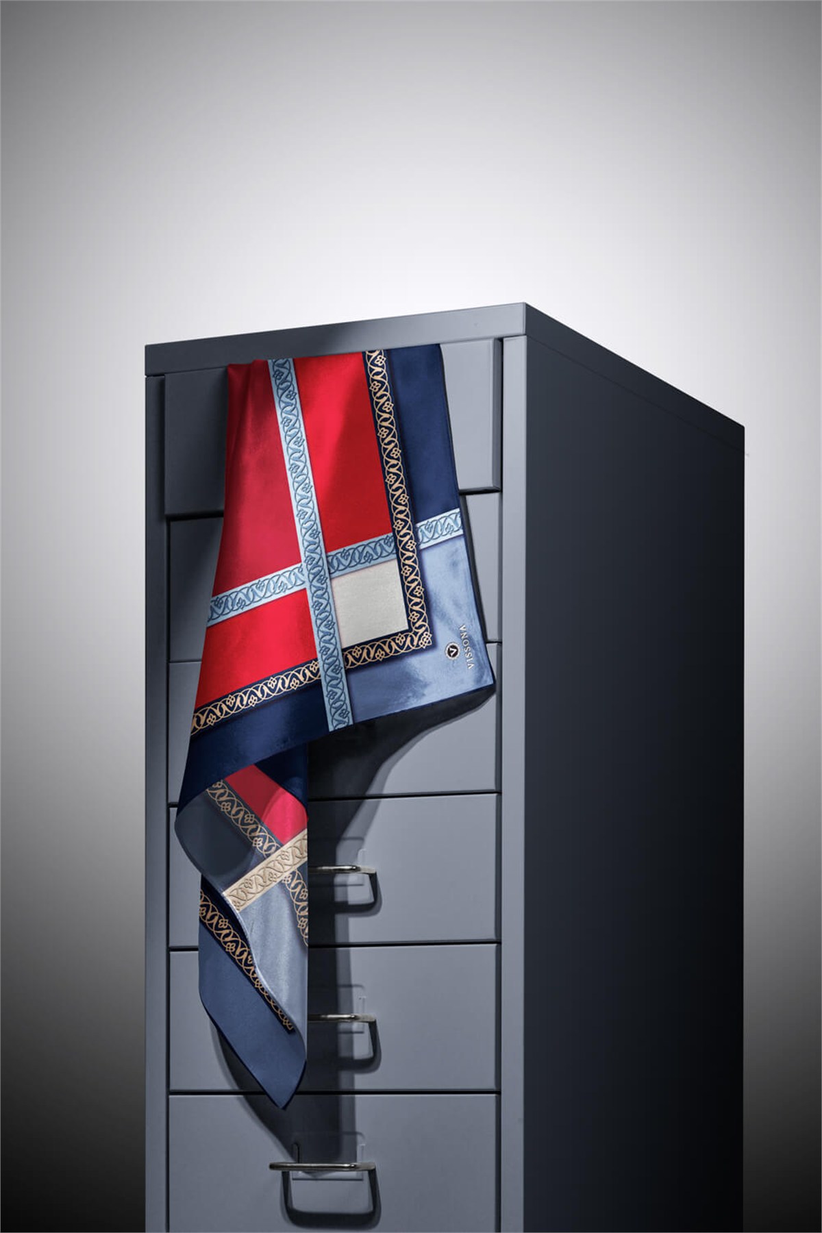 %100 Twill İpek Geometrik Desenli Lacivert - Kırmızı Renkli 90x90 Eşarp Dikim Şekli : El Dikişi