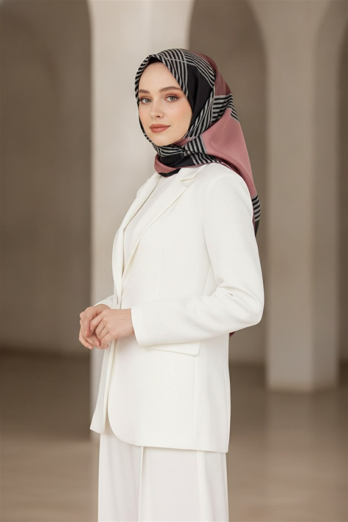 %100 Twill İpek Geometrik Desenli Pudra Renkli 90x90 Eşarp Dikim Şekli : El Dikişi