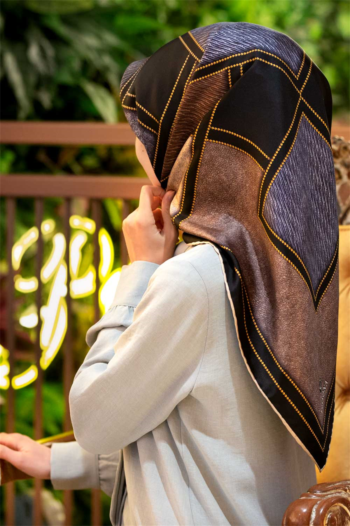 100% Twill İpek Gold Detaylı Kare Desenli Gri - Bej Renkli 90x90 Dikim Şekli : El Dikişi