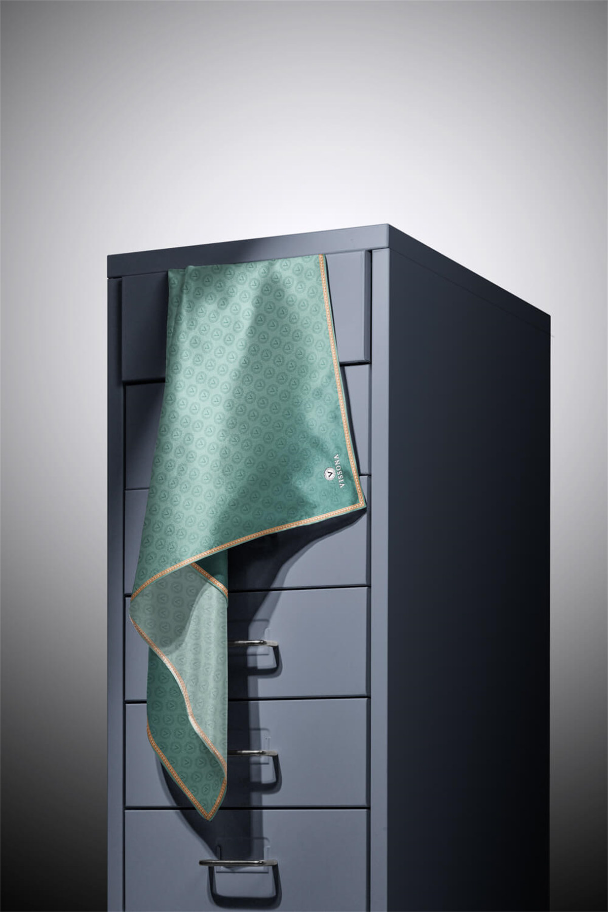 %100 Twill İpek Monogram Desenli Benetton Yeşili Renkli 90x90 Eşarp Dikim Şekli : El Dikişi