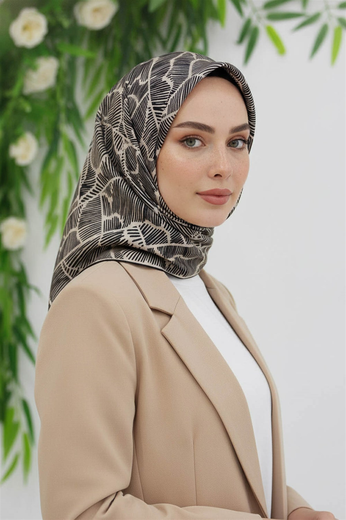%100 Twill İpek Geometrik Desenli Siyah - Krem Renkli 90x90 Eşarp Dikim Şekli : El Dikişi