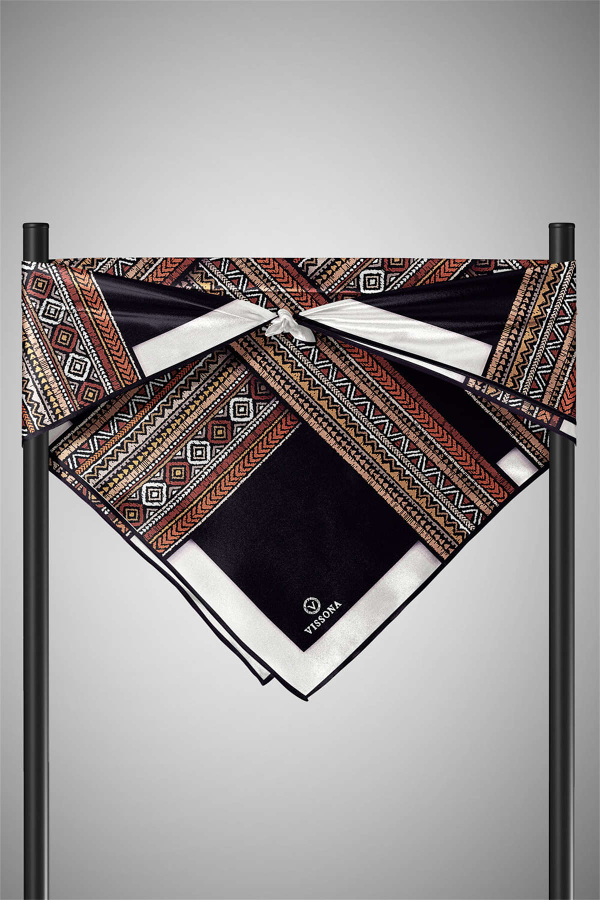 % 57 İPEK % 43 VİSKON Twill İpek Etnik Desenli Siyah - Taba Renkli 90x90 Eşarp Dikim Şekli : El Dikişi