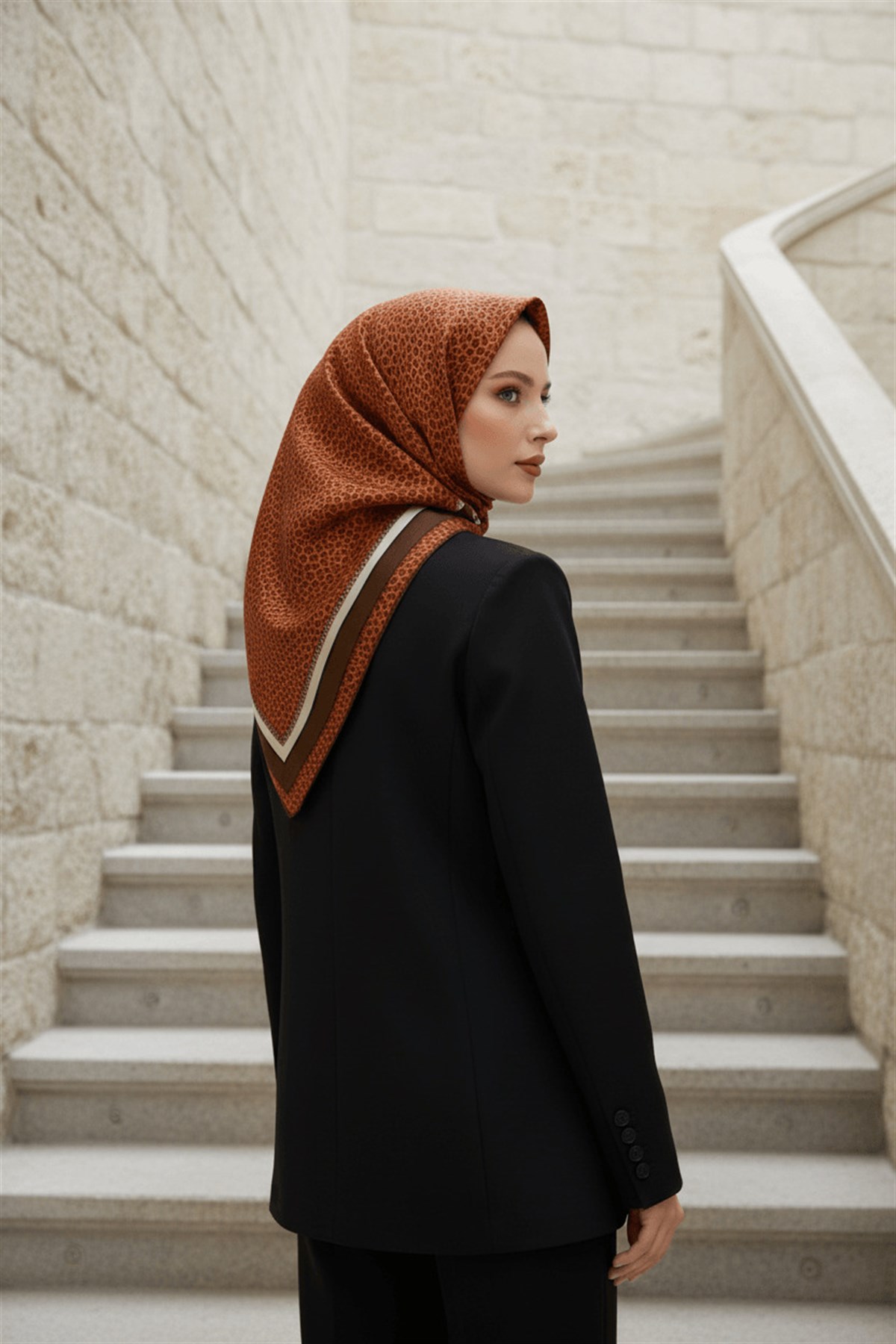 %100 Twill İpek Leopar Desenli Taba - Kahverengi Renkli 90x90 Eşarp Dikim Şekli : El Dikişi