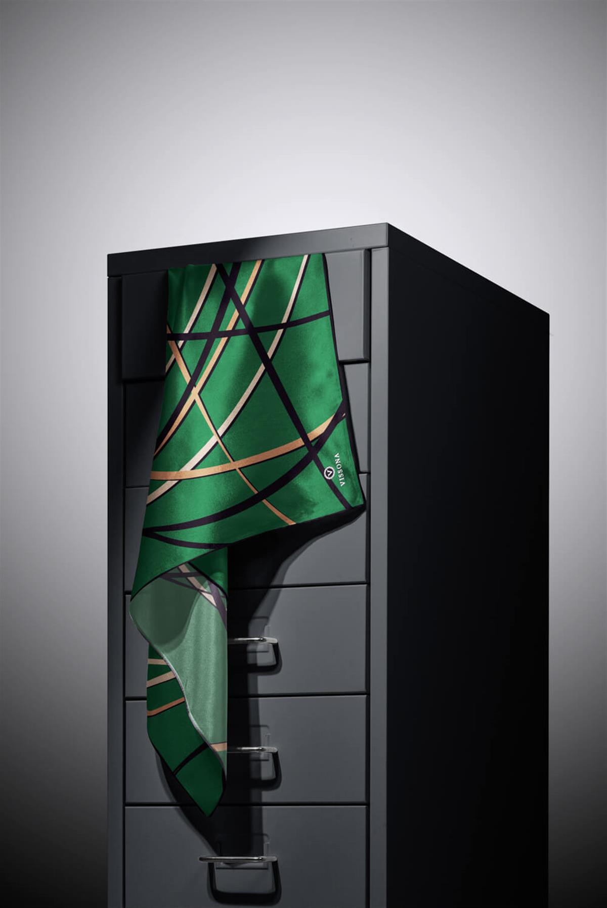 %100 Twill İpek Çizgili Desenli Zümrüt Yeşili - Siyah Renkli 90x90 Eşarp Dikim Şekli : El Dikişi