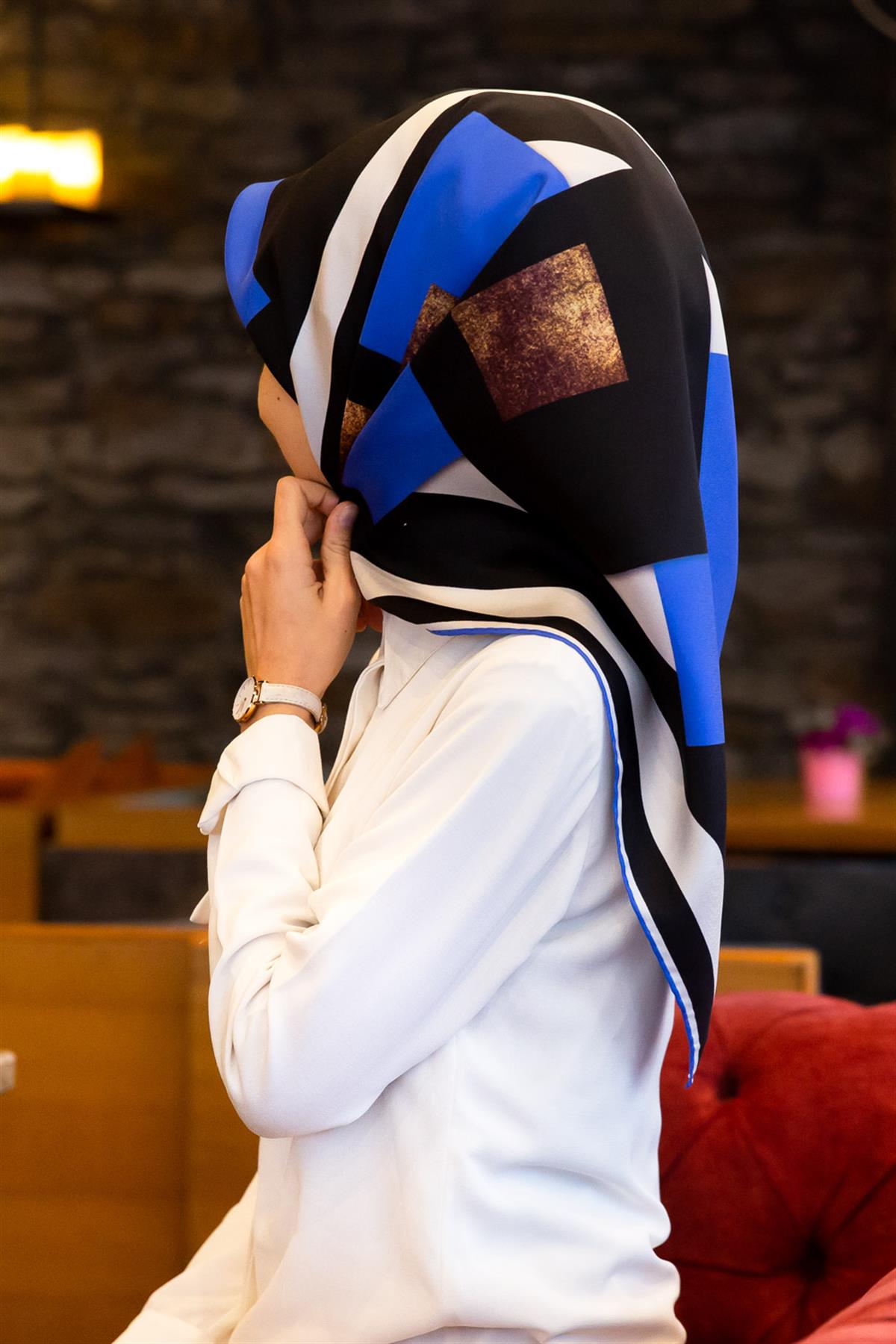 %100 Twill İpek Karo Desenli Saks - Siyah Renkli 90x90 Eşarp Dikim Şekli : El Dikişi