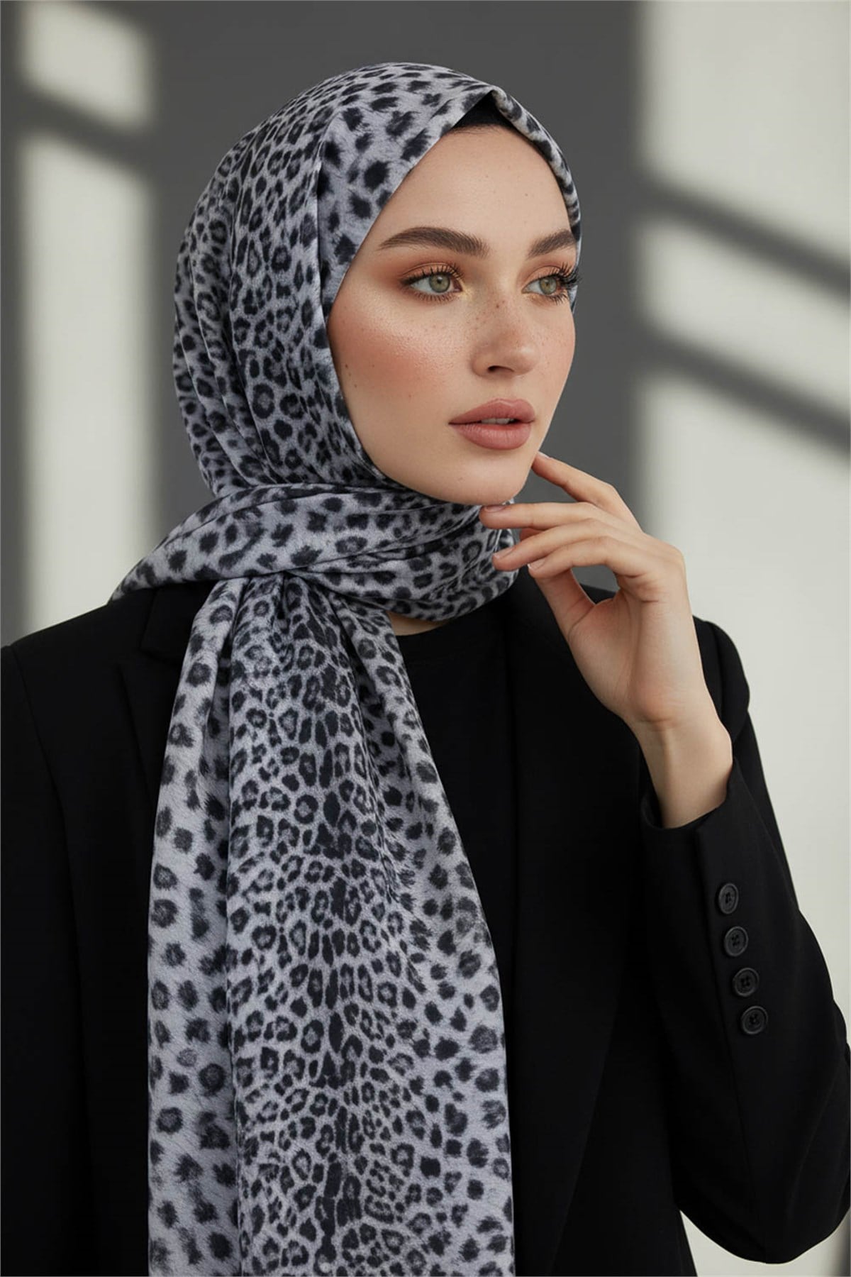 KREP BAROK BARDÜRLÜ LEOPAR DESENLİ SİYAH - GRİ RENKLİ 75X195 KIRIŞMAZ ŞAL