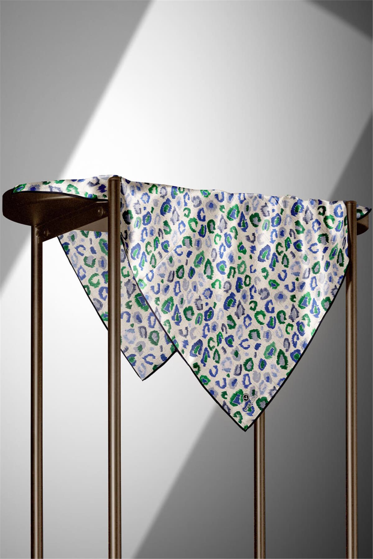 %100 Twill İpek Renkli Leopari Desenli Saks Mavisi - Zümrüt Yeşili Renkli 90x90 Eşarp Kenar Dikiş Şekli El Dikişli