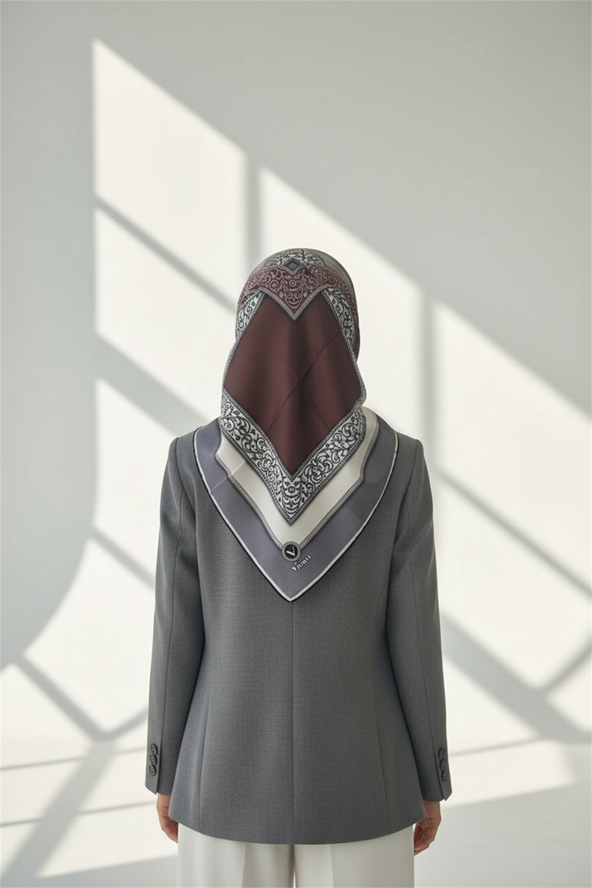 Kristal Geometrik Desenli Gri - Bej Renkli 90x90 Eşarp (İpek İçermez) Kenar Dikiş Şekli El Dikişli