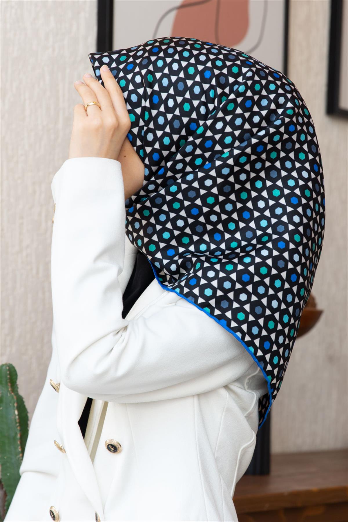 %100 Twill İpek Nokta Desenli Siyah - Saks Renkli 90x90 Eşarp Dikim Şekli : El Dikişi