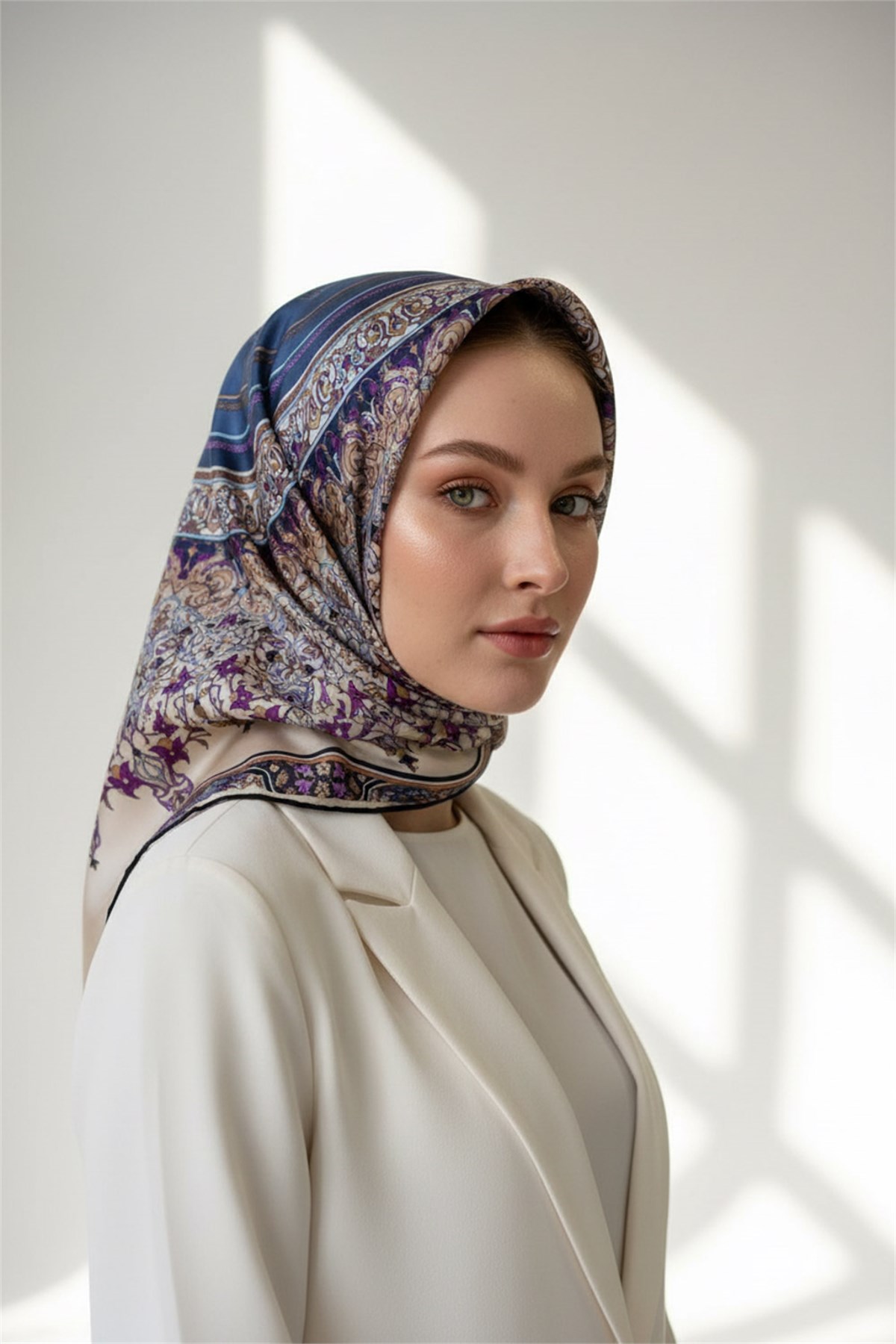 %100 Twill İpek Şal Desenli İndigo Renkli 90x90 Eşarp Dikim Şekli : El Dikişi