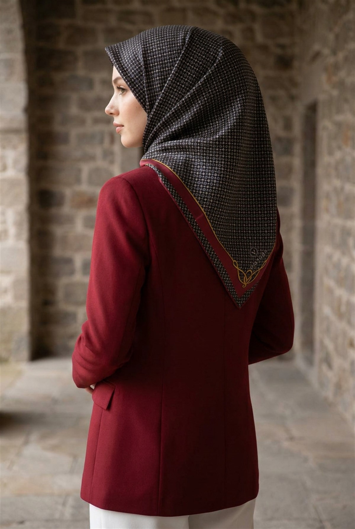 %100 Twill İpek Minik Motif Desenli Siyah - Bordo Renkli 90x90 Eşarp Dikim Şekli : El Dikişi