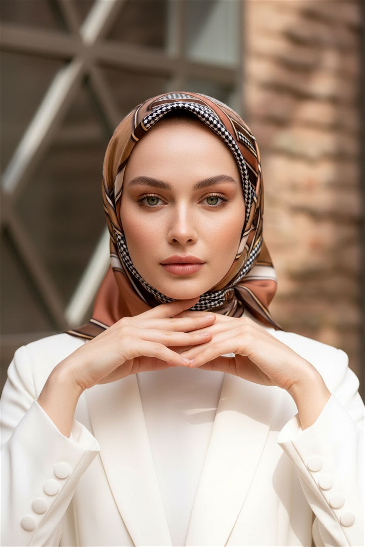 %100 Twill İpek Kareli Kazayaklı Desenli Bakır - Sütlü Kahverengi Renkli 90x90 Eşarp Kenar Dikiş Şekli El Dikişli