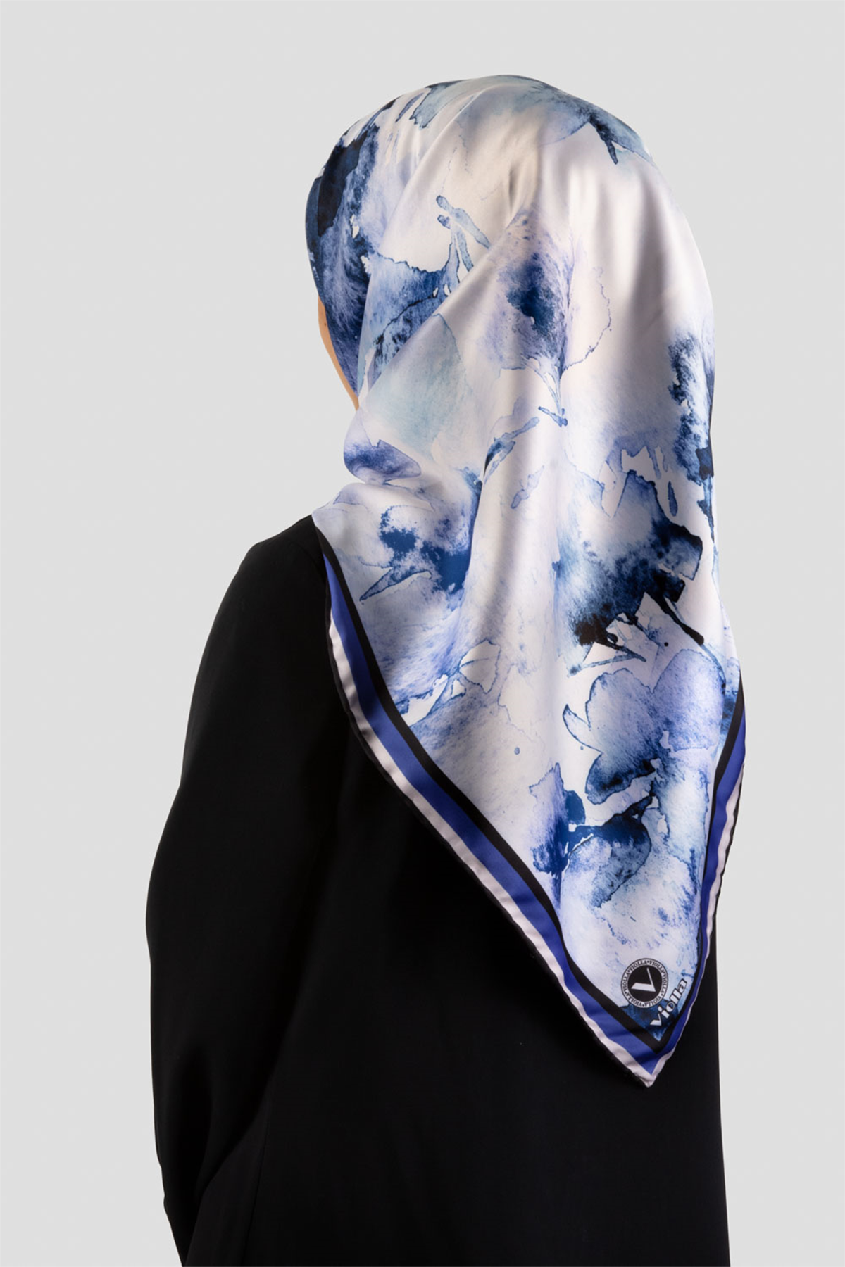 Rayon Sulu Boya Çiçek Desenli İndigo Renkli 90x90 Dikim Şekli : El Dikişi Eşarp (İpek İçermez)