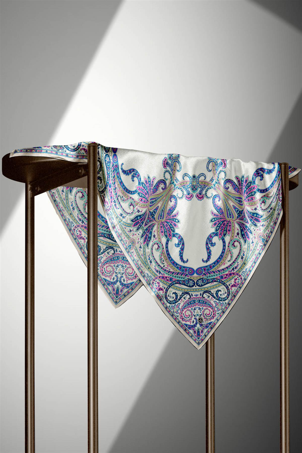 %100 Twill İpek Şal Desenli Krem - Saks Renkli 90x90 Eşarp Dikim Şekli : El Dikişi