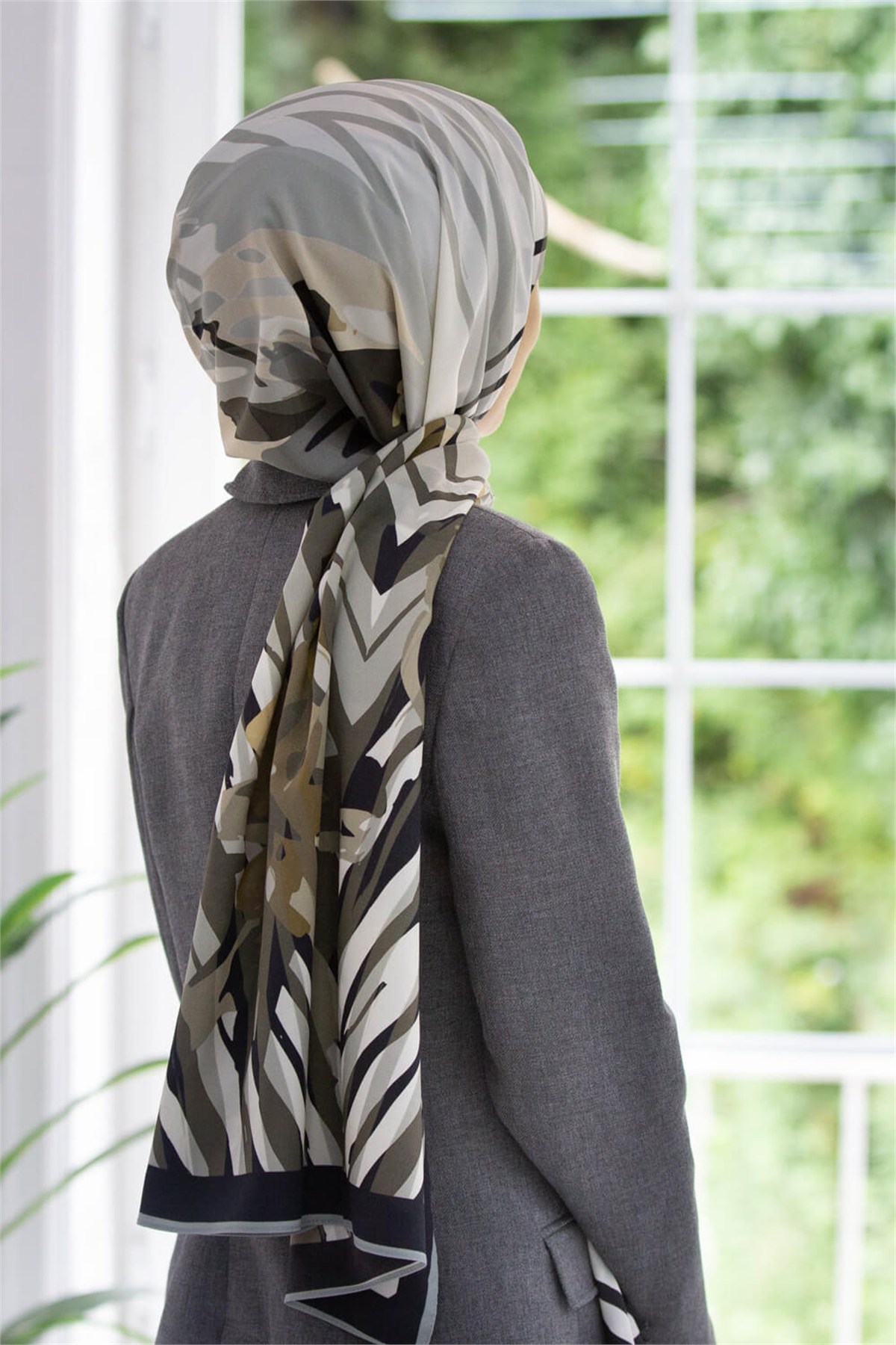 KREP ZEBRA VE ÇİÇEK DESENLİ GRİ RENKLİ 75X195 KIRIŞMAZ ŞAL