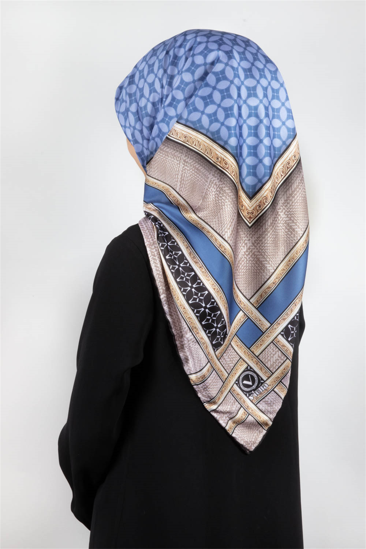 Twill Gold Bordürlü Geometrik Desenli Bebe Mavisi Renkli 90x90 Eşarp (İpek İçermez) Kenar Dikiş Şekli El Dikişli