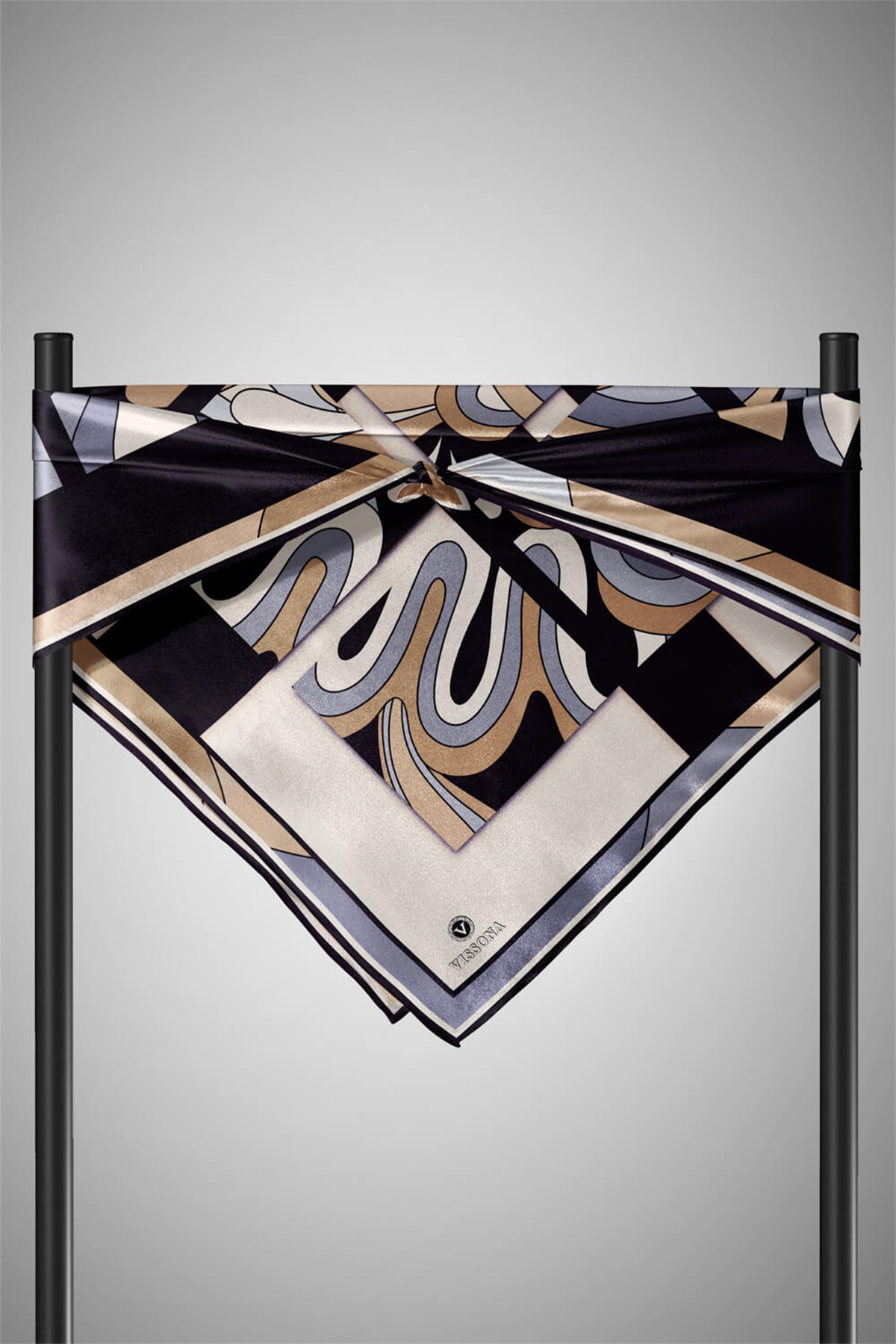 % 57 İPEK % 43 VİSKON Twill İpek Geometrik Desenli Bej - Gri Renkli 90x90 Dikim Şekli : El Dikişi Eşarp