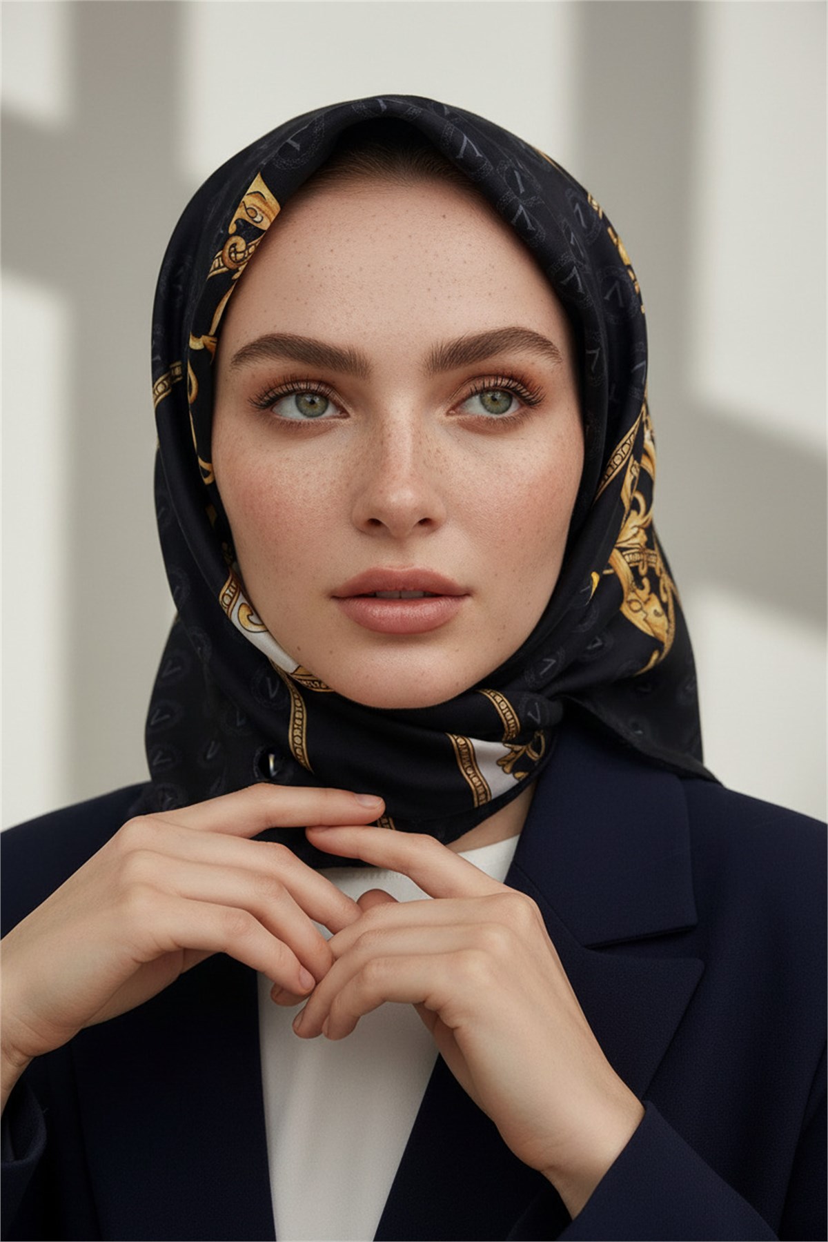 %100 Twill İpek Monogramlı Ve Barok Desenli Siyah - Gold Renkli 90x90 Eşarp Dikim Şekli : El Dikişi