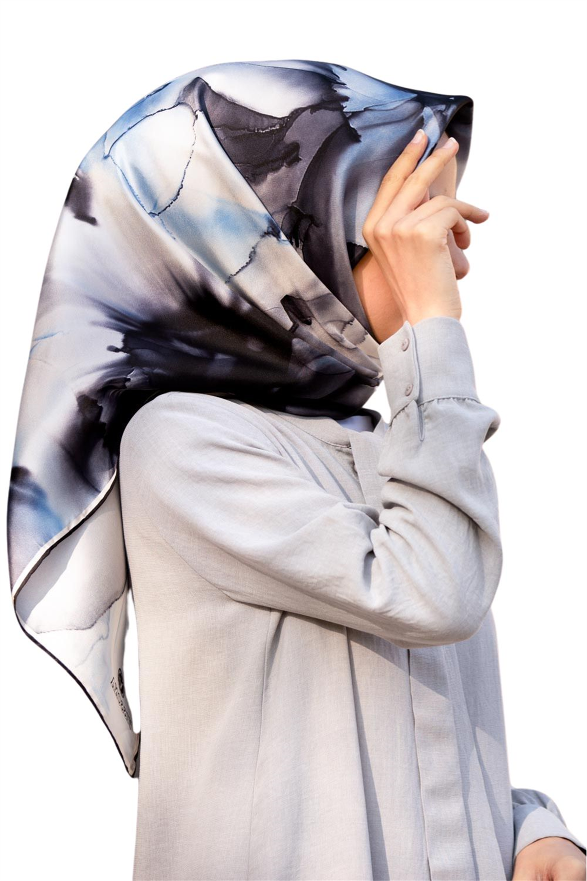 % 57 İPEK % 43 VİSKON Twill İpek Batik Çiçek Desenli Gri - İndigo Renkli 90x90 Eşarp Kenar Dikiş Şekli El Dikişli