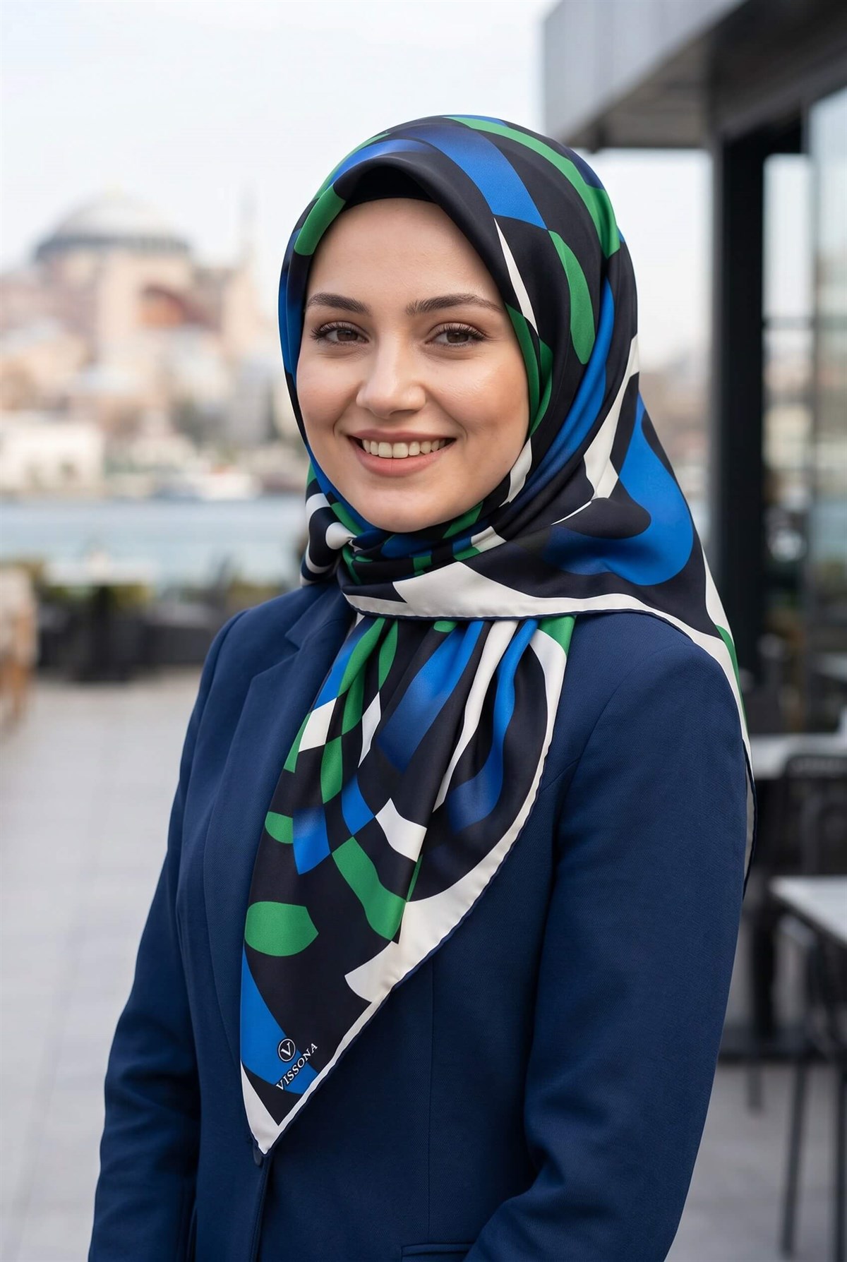 %100 Twill İpek Geometrik Desenli Zümrüt Yeşili - Saks Renkli 90x90 Eşarp Dikim Şekli : El Dikişi