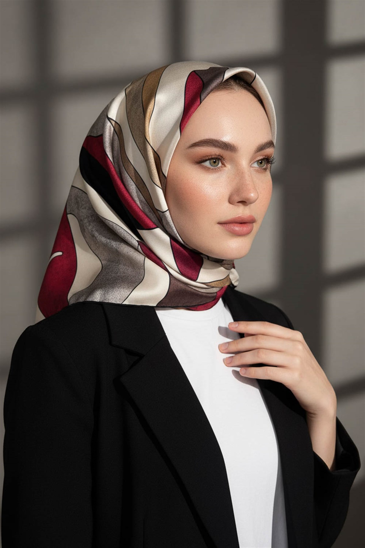 %100 Twill İpek Geometrik Desenli Bej - Bordo Renkli 90x90 Eşarp Dikim Şekli : El Dikişi