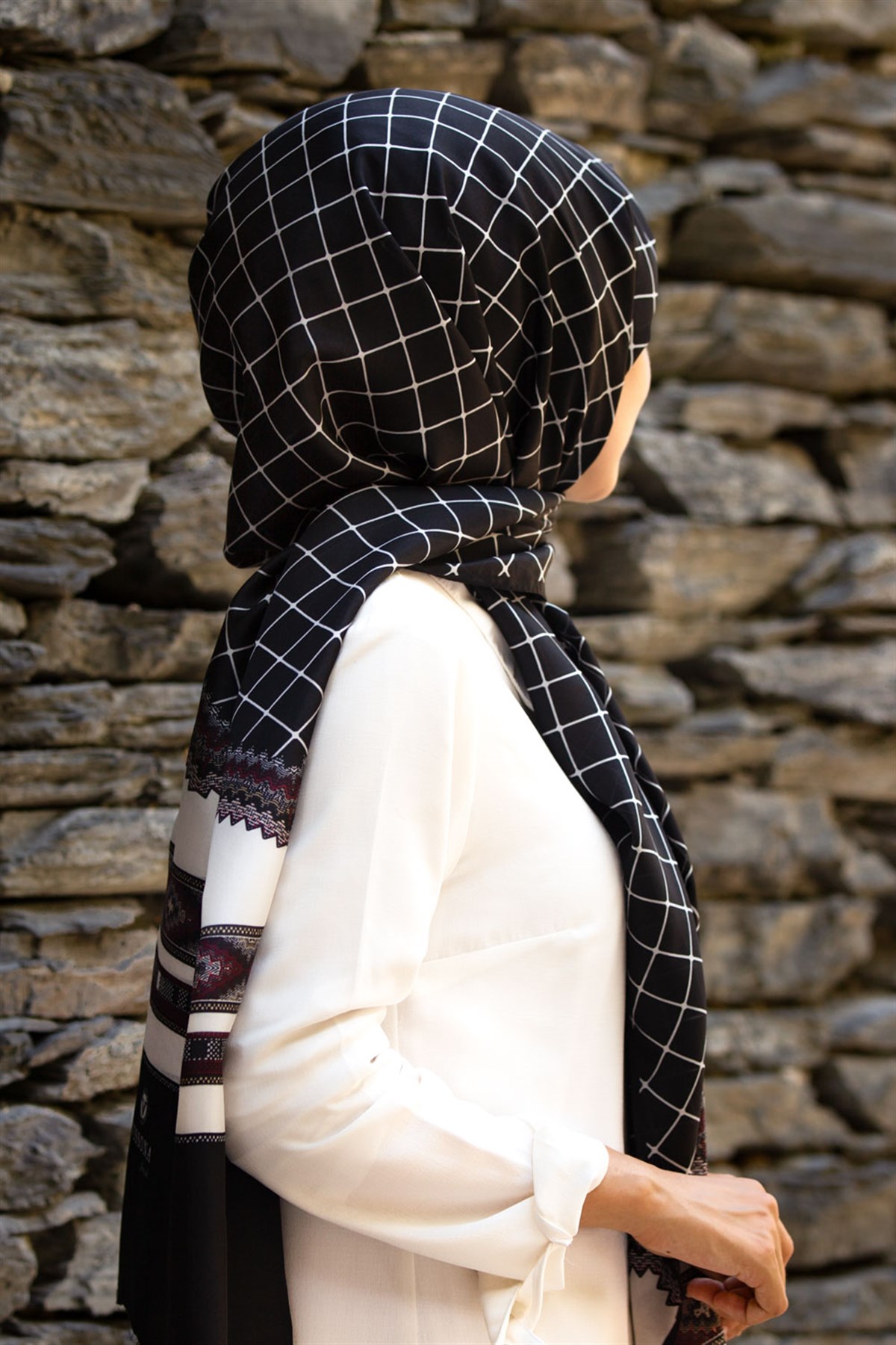 %100 İpek Etnik Desenli Siyah - Beyaz Renkli 92x210 Şal