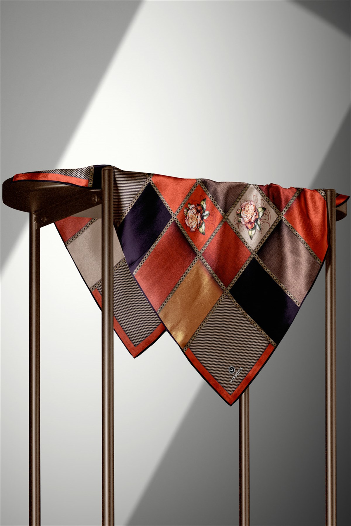 %100 Twill İpek Dokulu Çiçekli Ve Geometrik Desenli Siyah - Taba Renkli 90x90 Eşarp Dikim Şekli : El Dikişi