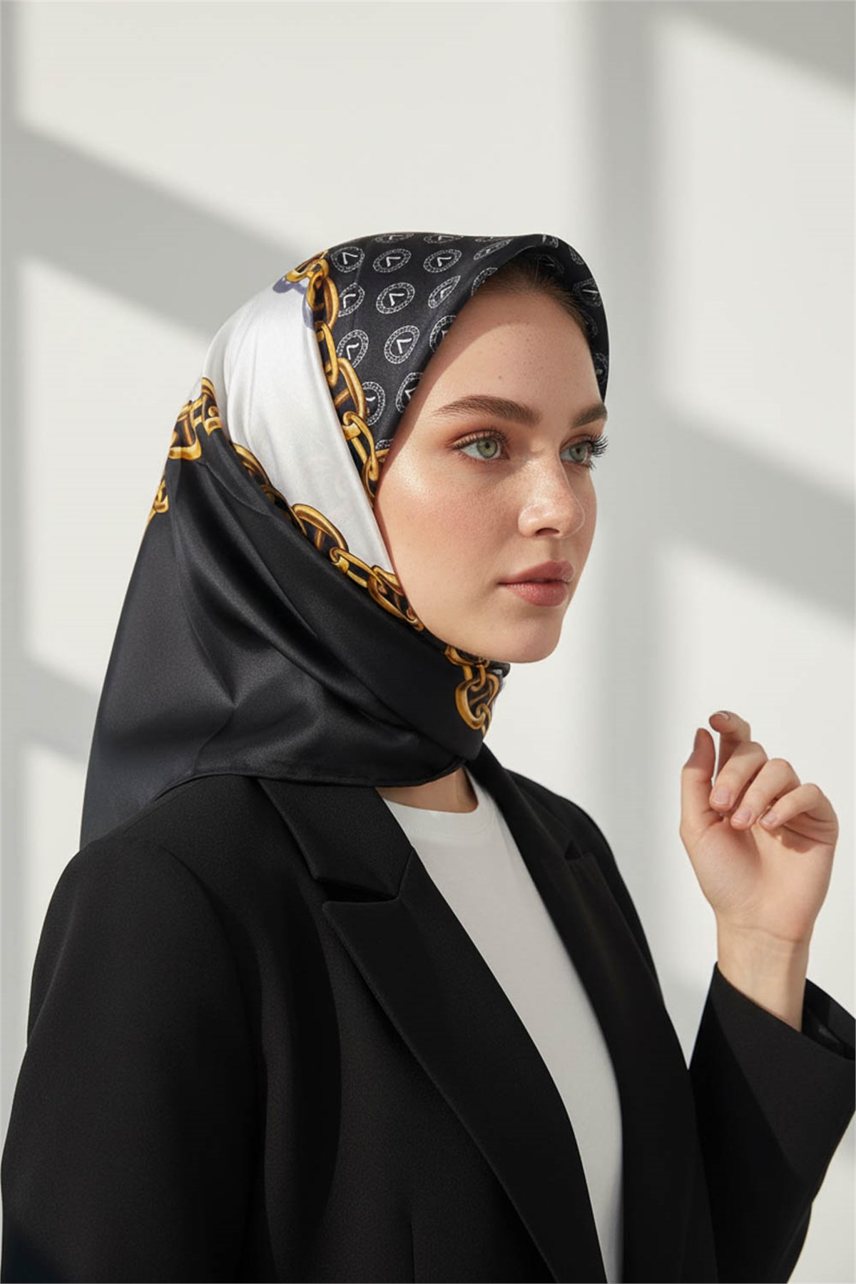 %100 Twill İpek Monogram Ve Zincir Desenli Siyah - Beyaz Renkli 90x90 Eşarp Dikim Şekli : El Dikişi