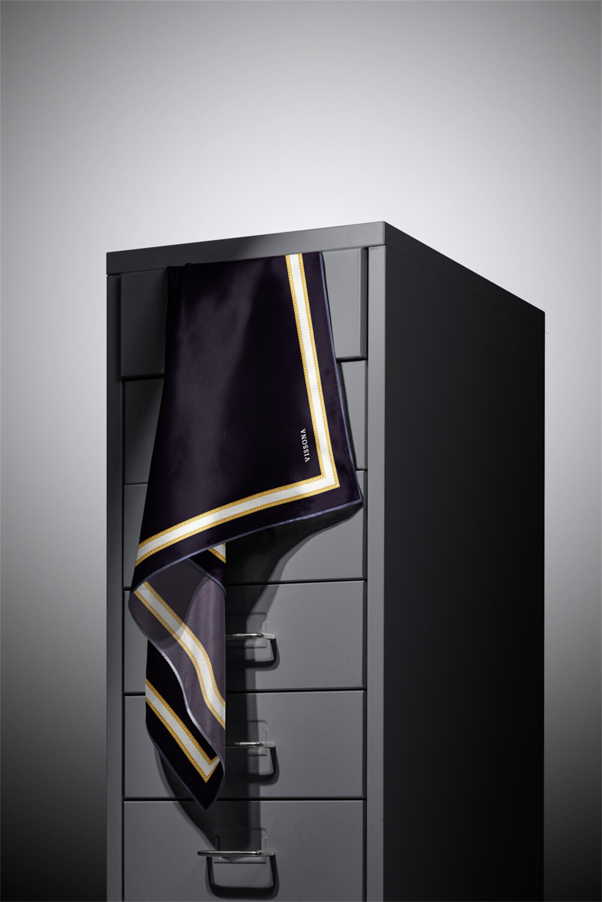 % 57 İPEK % 43 VİSKON Twill İpek Dokulu Şerit Desenli Siyah - Kremi Renkli 90x90 Eşarp Dikim Şekli : El Dikişi