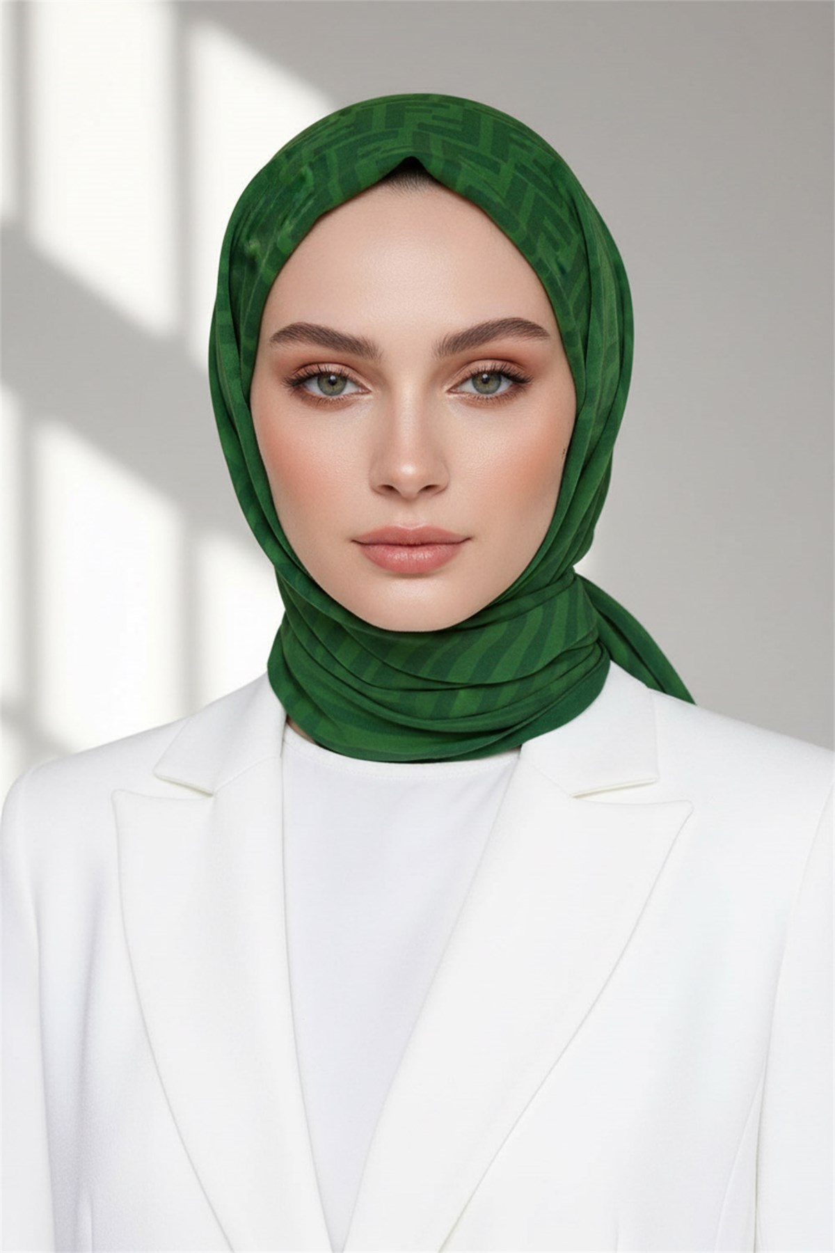 KREP MONOGRAM DESENLİ ZÜMRÜT YEŞİLİ RENKLİ 75X195 KIRIŞMAZ ŞAL
