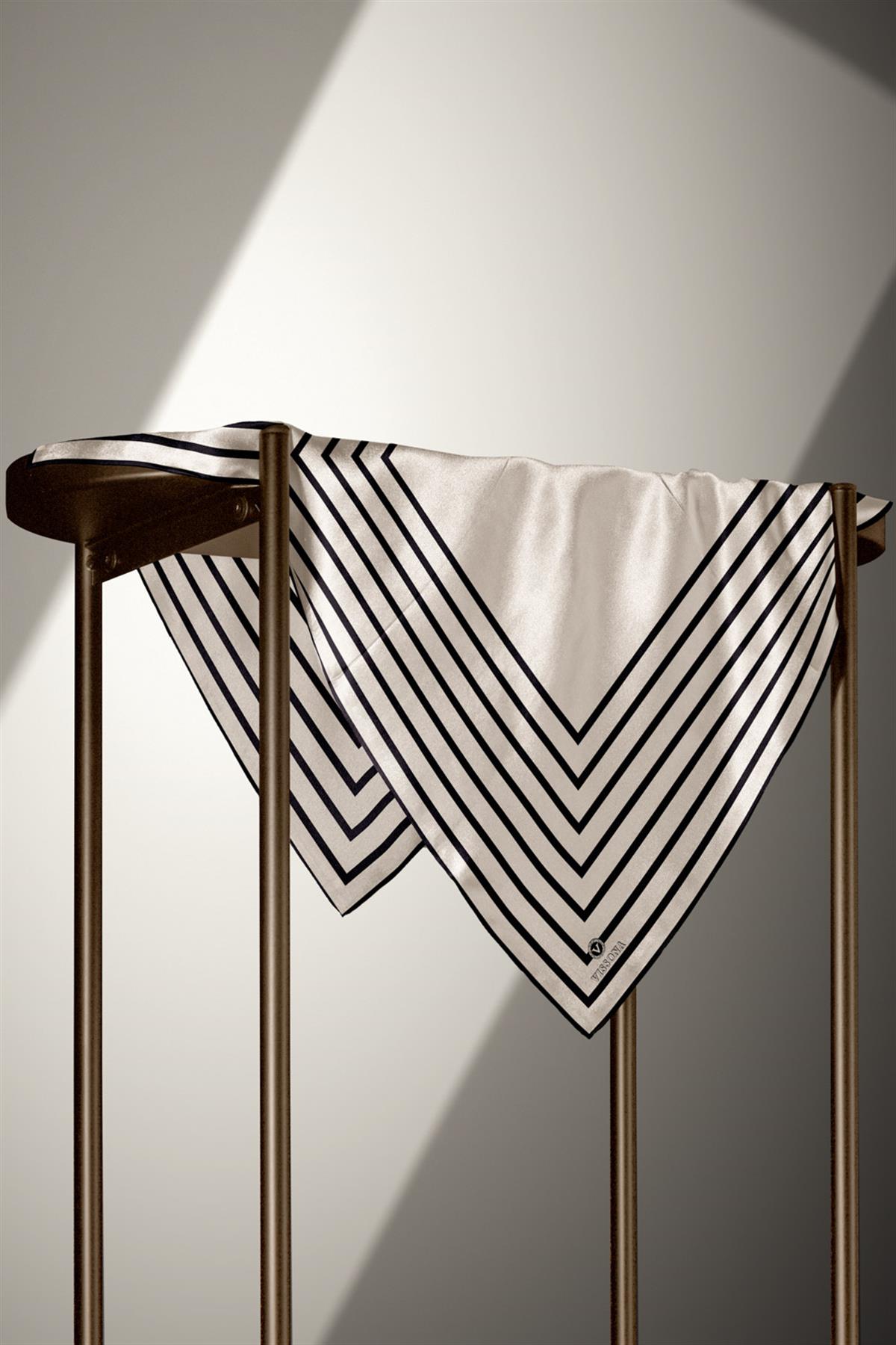 %100 Twill İpek Çizgili Desenli Krem - Siyah Renkli 90x90 Eşarp Dikim Şekli : El Dikişi