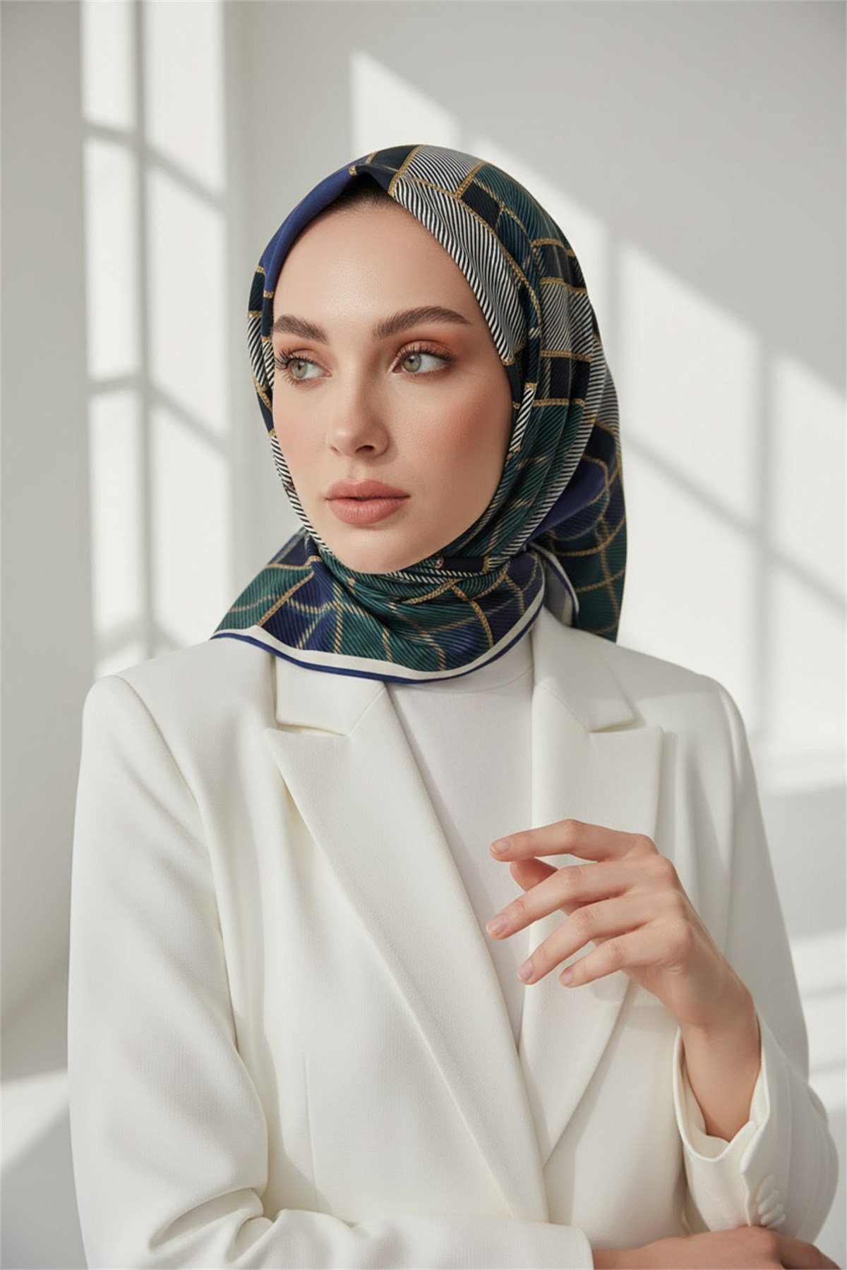 Kristal Geometrik  Desenli İndigo - Petrol Yeşili Renkli 90x90 Eşarp (İpek İçermez) Kenar Dikiş Şekli El Dikişli