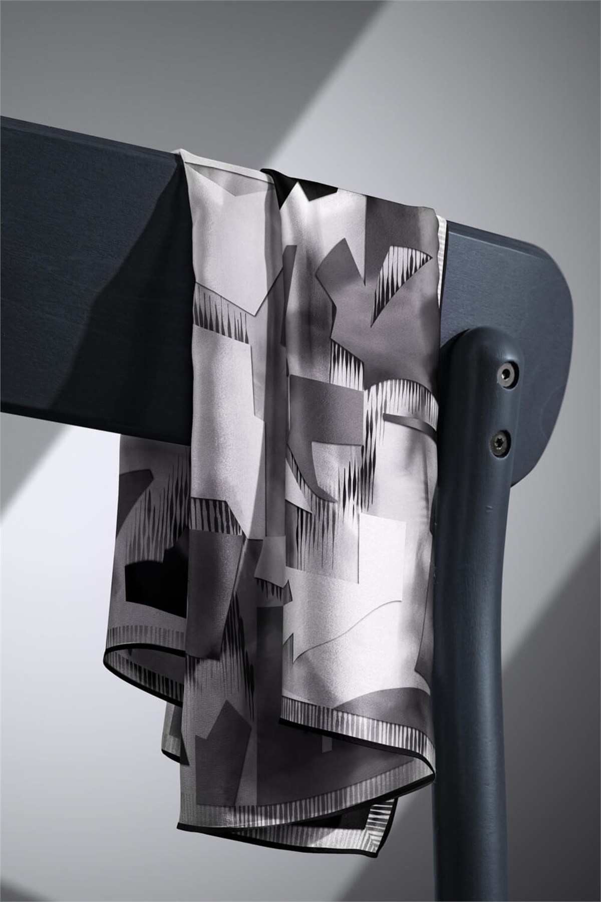 %100 Twill İpek Geometrik Desenli Siyah - Beyaz Renkli 90x90 Eşarp Dikim Şekli : El Dikişi